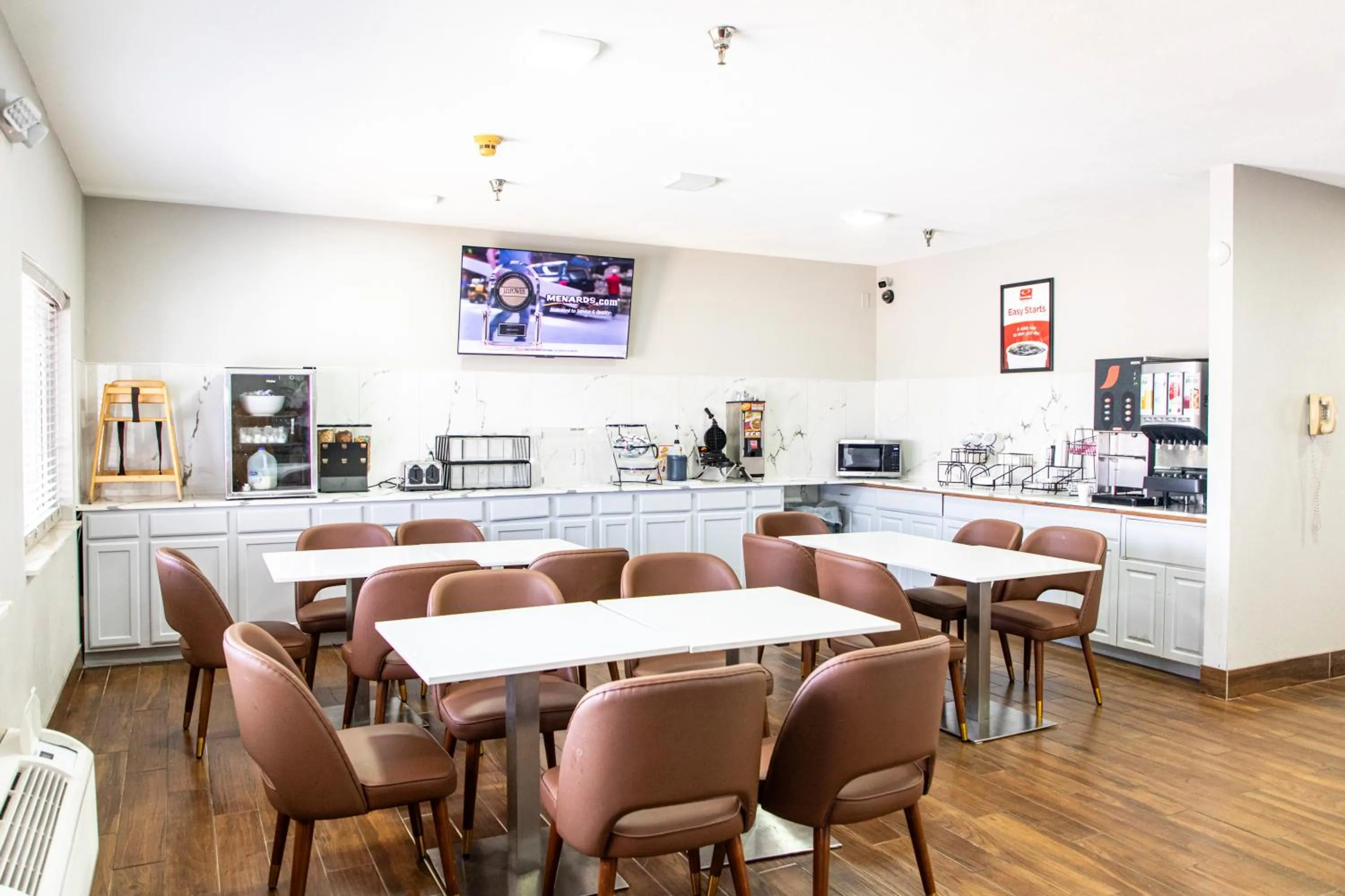 Breakfast in Econo Lodge Fargo - West Acres