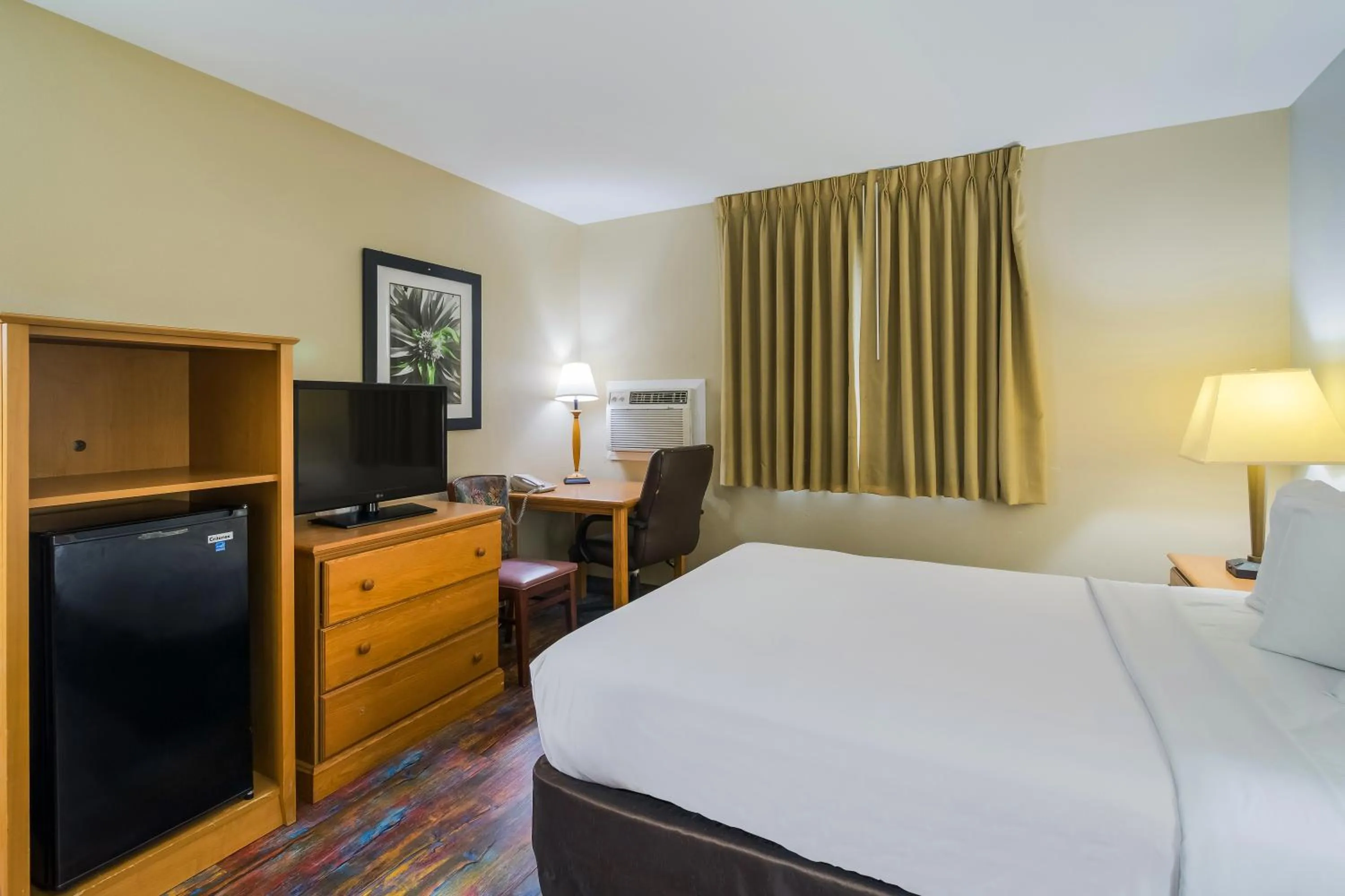 TV and multimedia, Bed in Americas Best Value Inn Fargo