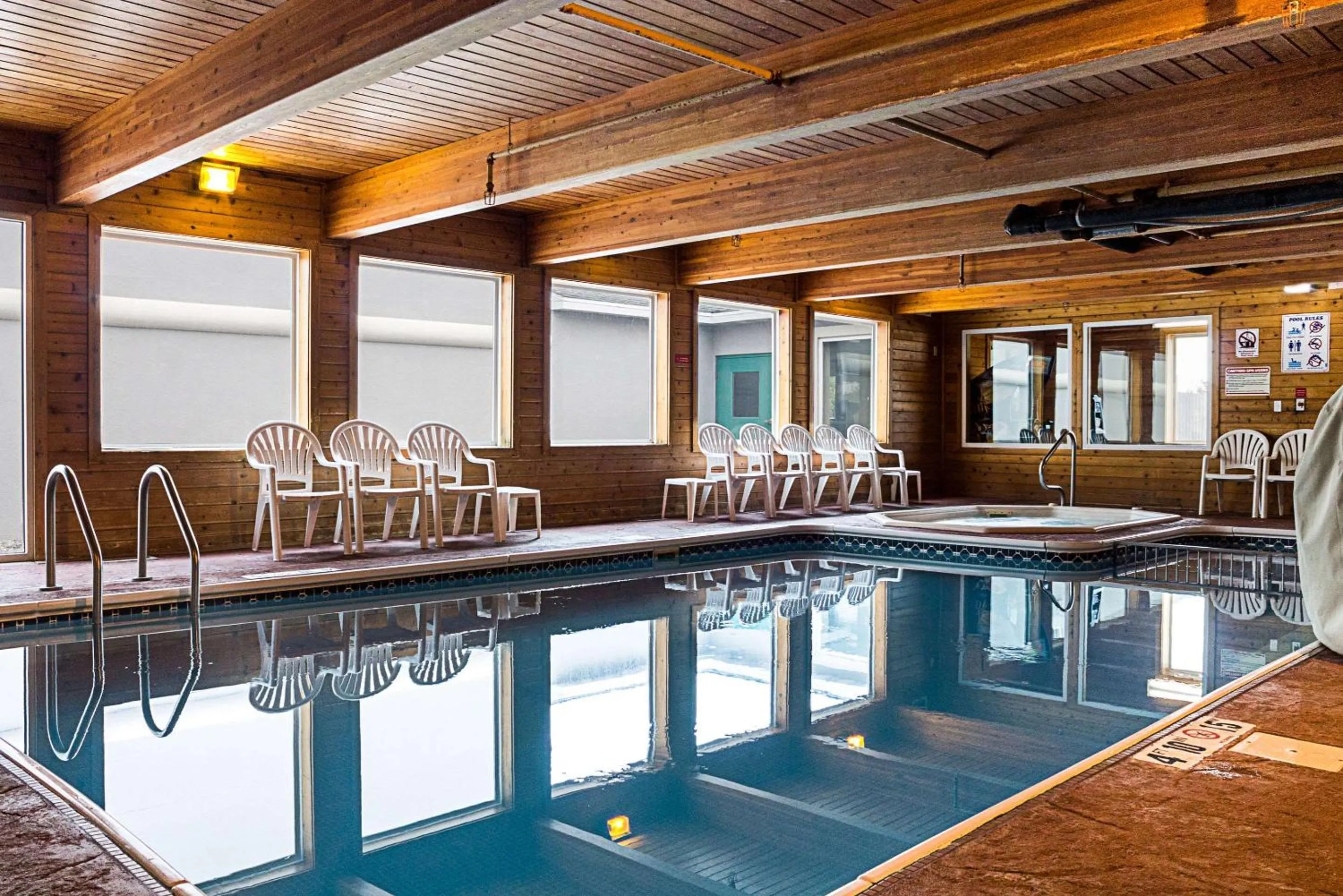 Swimming pool in MainStay Suites Fargo - I-94 Medical Center