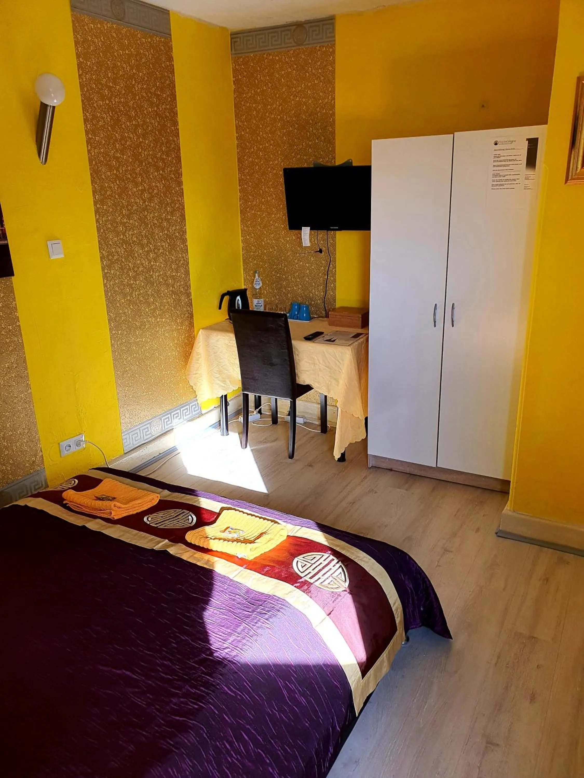 Photo of the whole room, Bed in StayInCologne