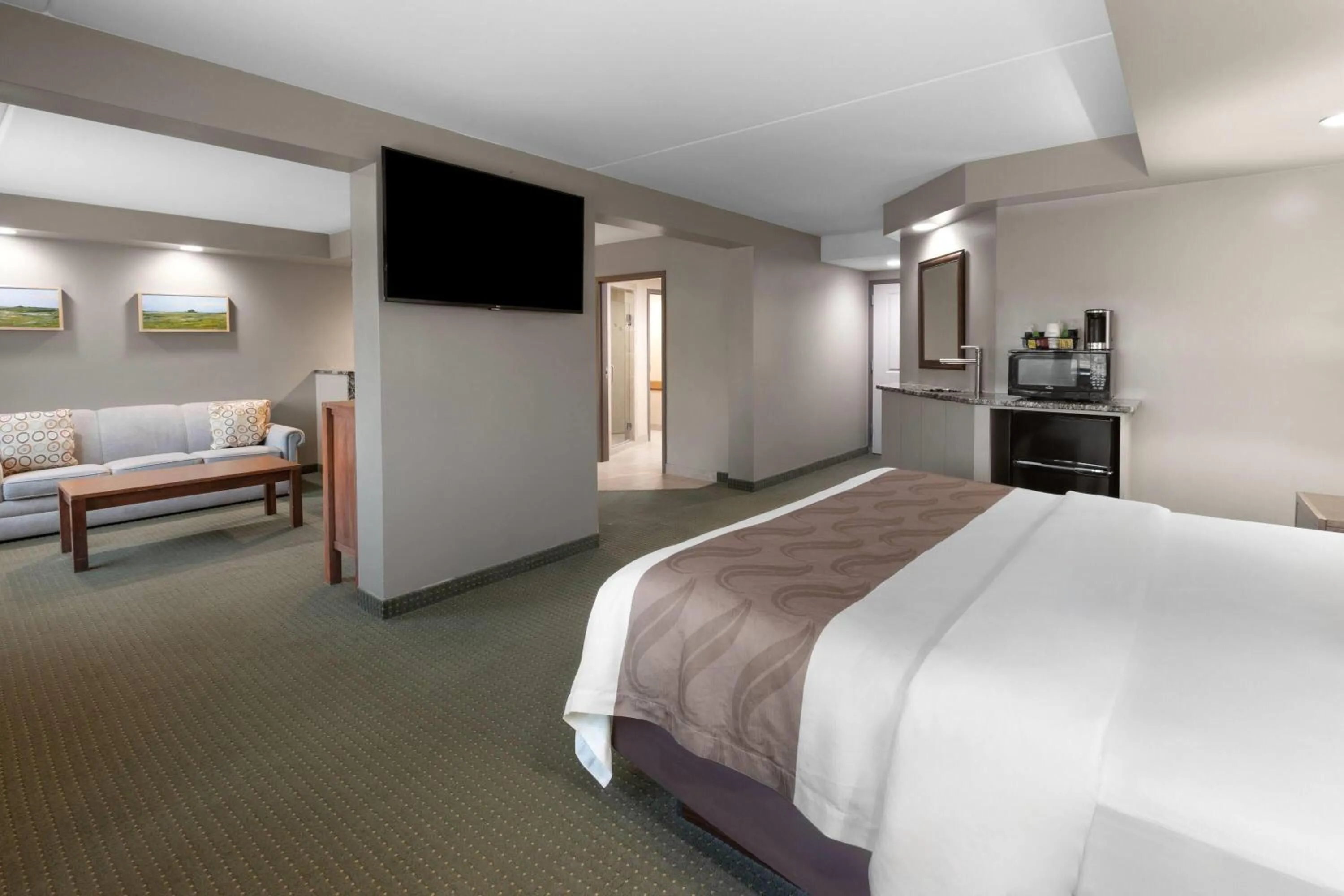 Bath, Bed in Baymont by Wyndham Jamestown Conference Center & Water Park