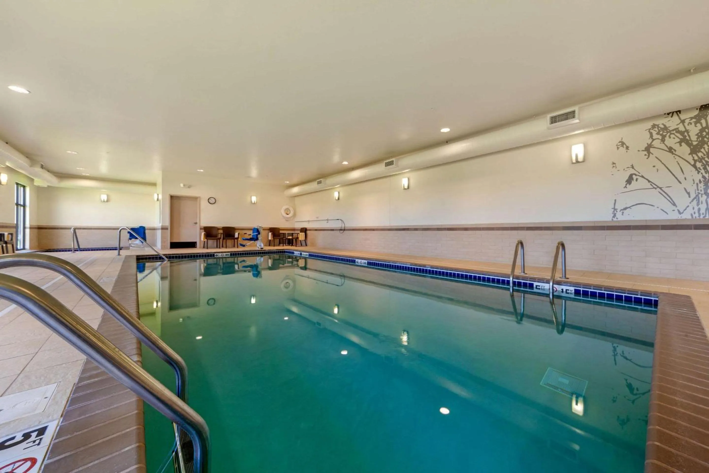 Swimming pool in Sleep Inn & Suites Bismarck I-94