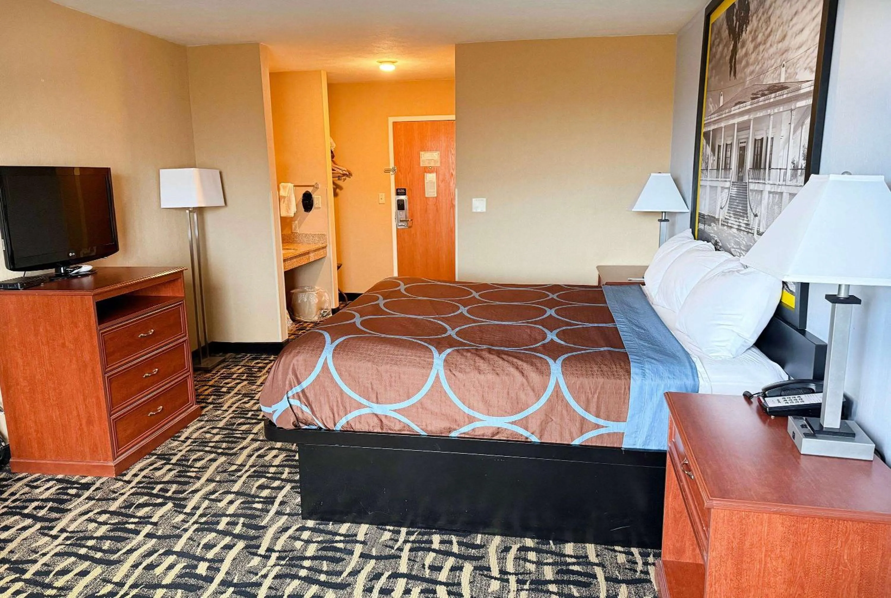 Photo of the whole room, Bed in Rodeway Inn