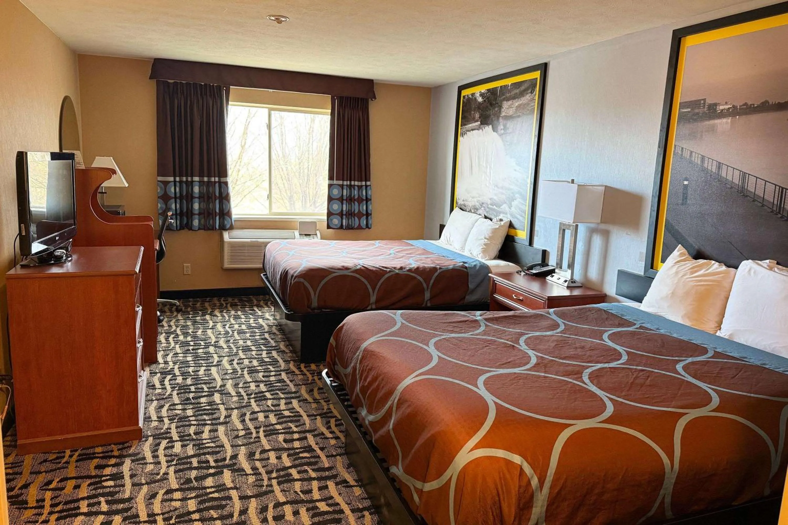 Photo of the whole room, Bed in Rodeway Inn