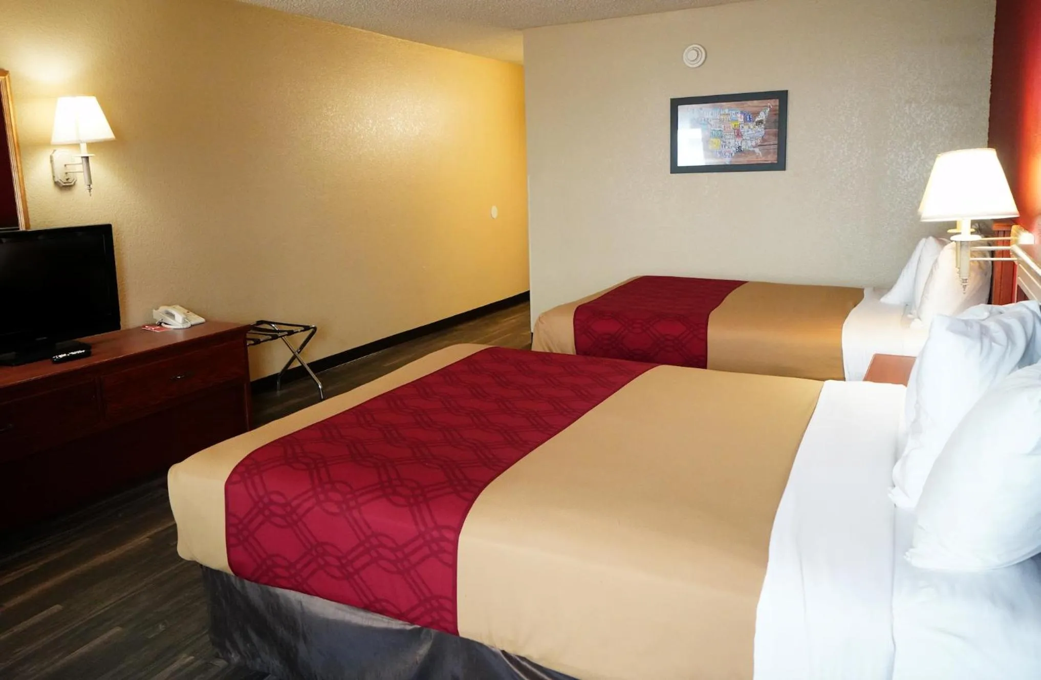 Photo of the whole room, Bed in Econo Lodge Inn & Suites