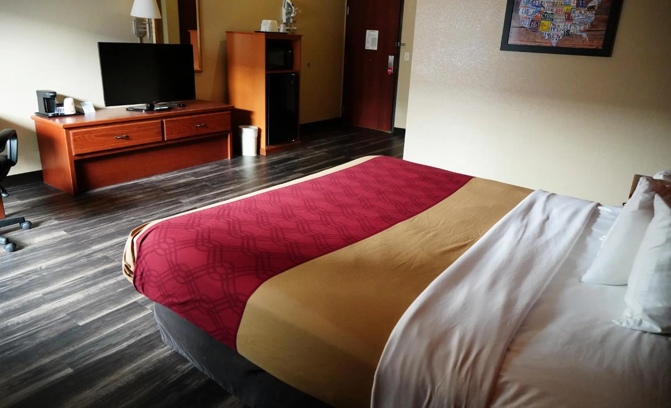 Photo of the whole room, Bed in Econo Lodge Inn & Suites