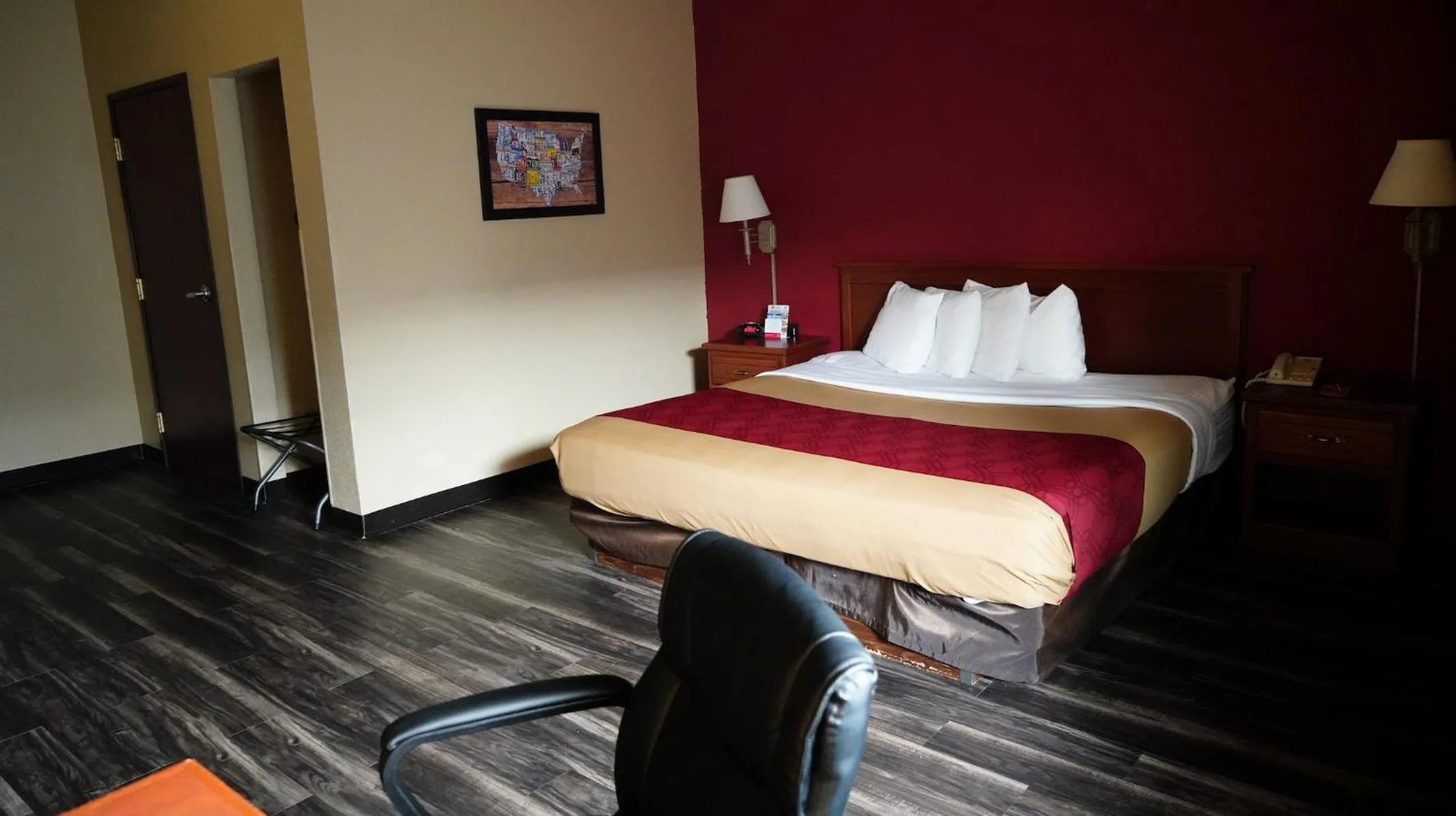 Photo of the whole room, Bed in Econo Lodge Inn & Suites