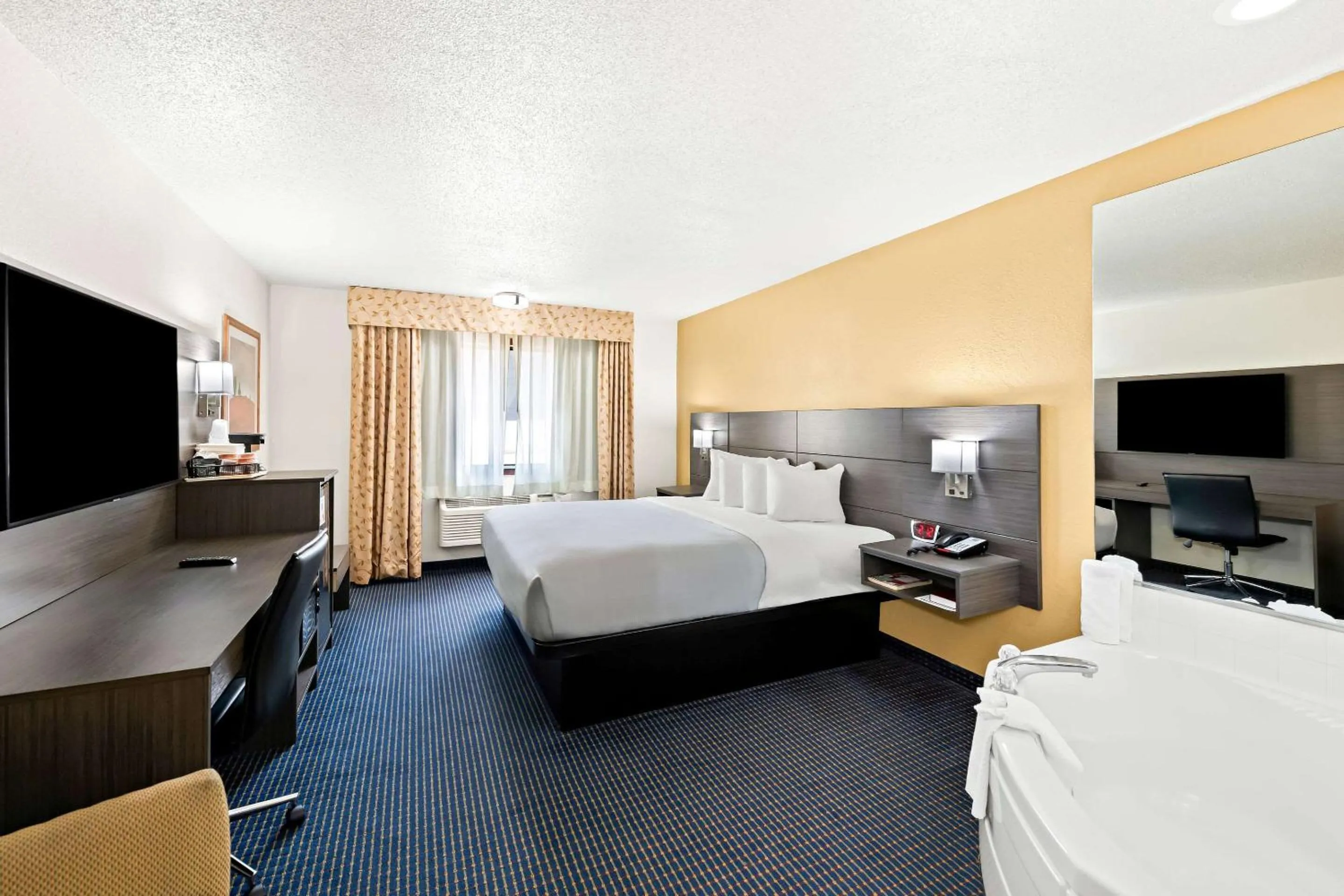 Bedroom, Bed in Quality Inn