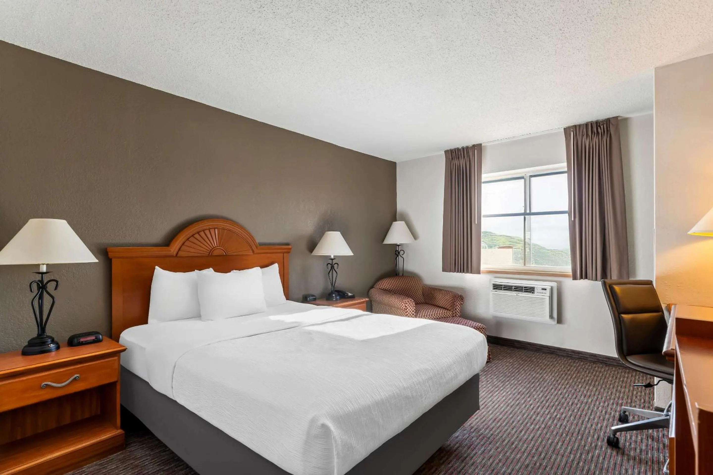 Bedroom, Bed in Quality Inn Sidney I-80