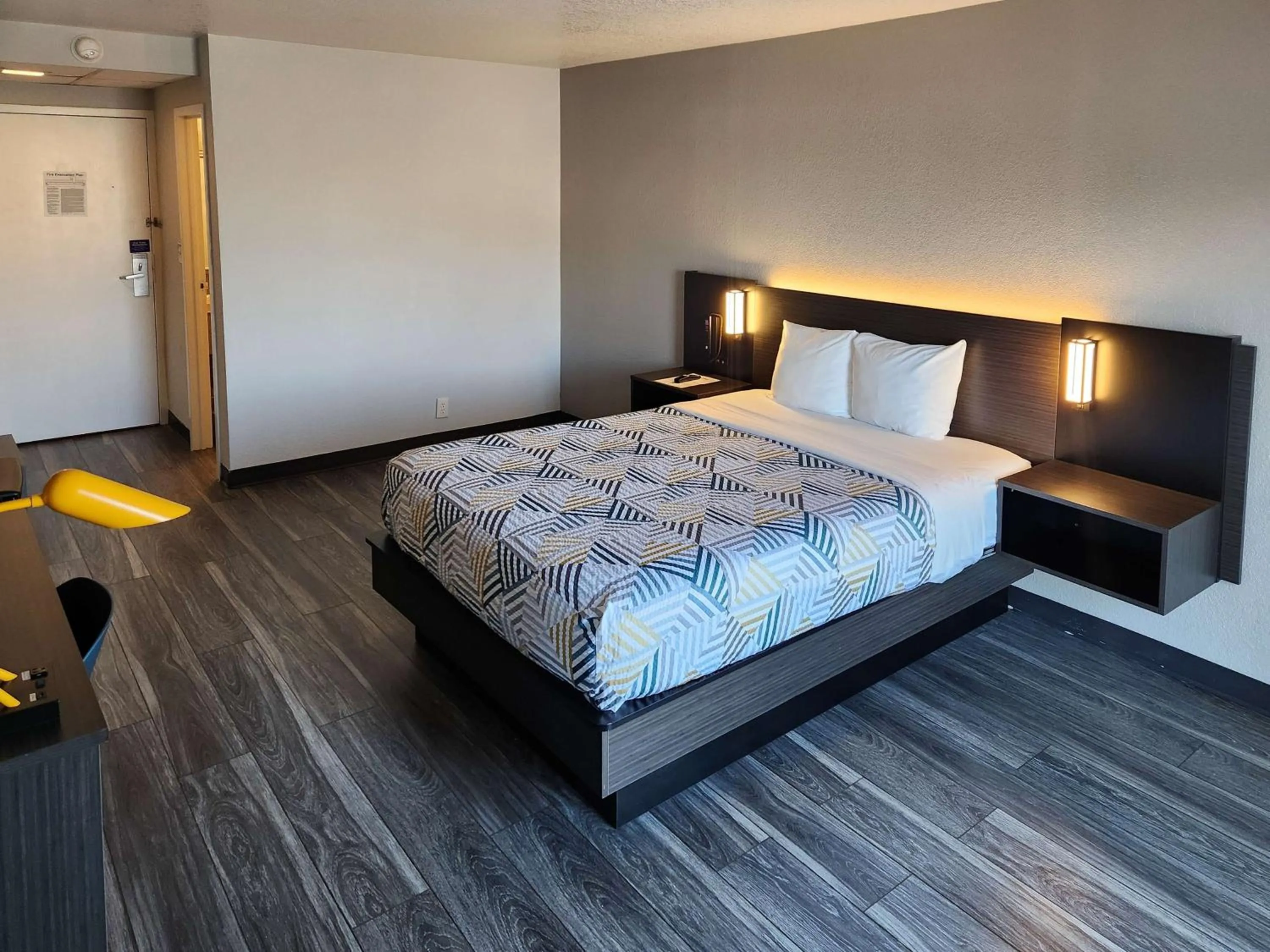 Bedroom, Bed in Motel 6-Lincoln, NE - Airport