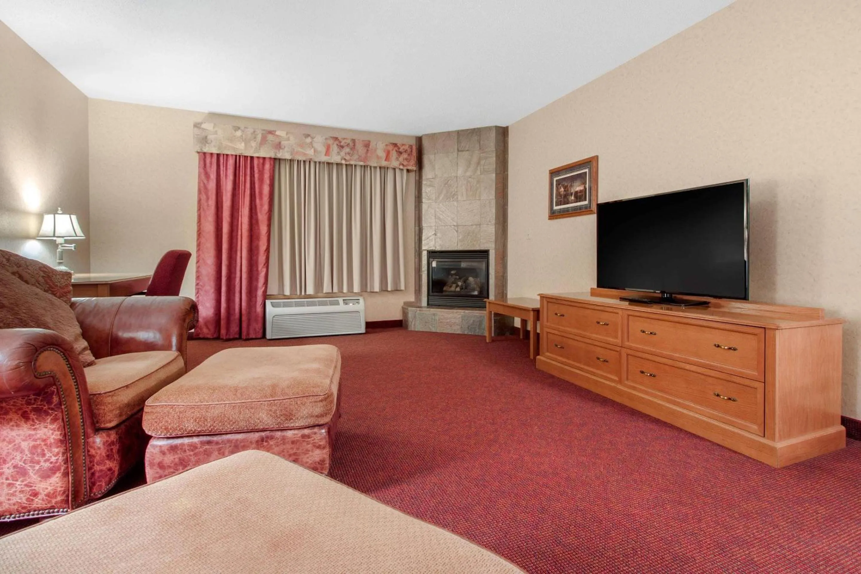 Bedroom in Norfolk Lodge & Suites, an Ascend Collection Hotel