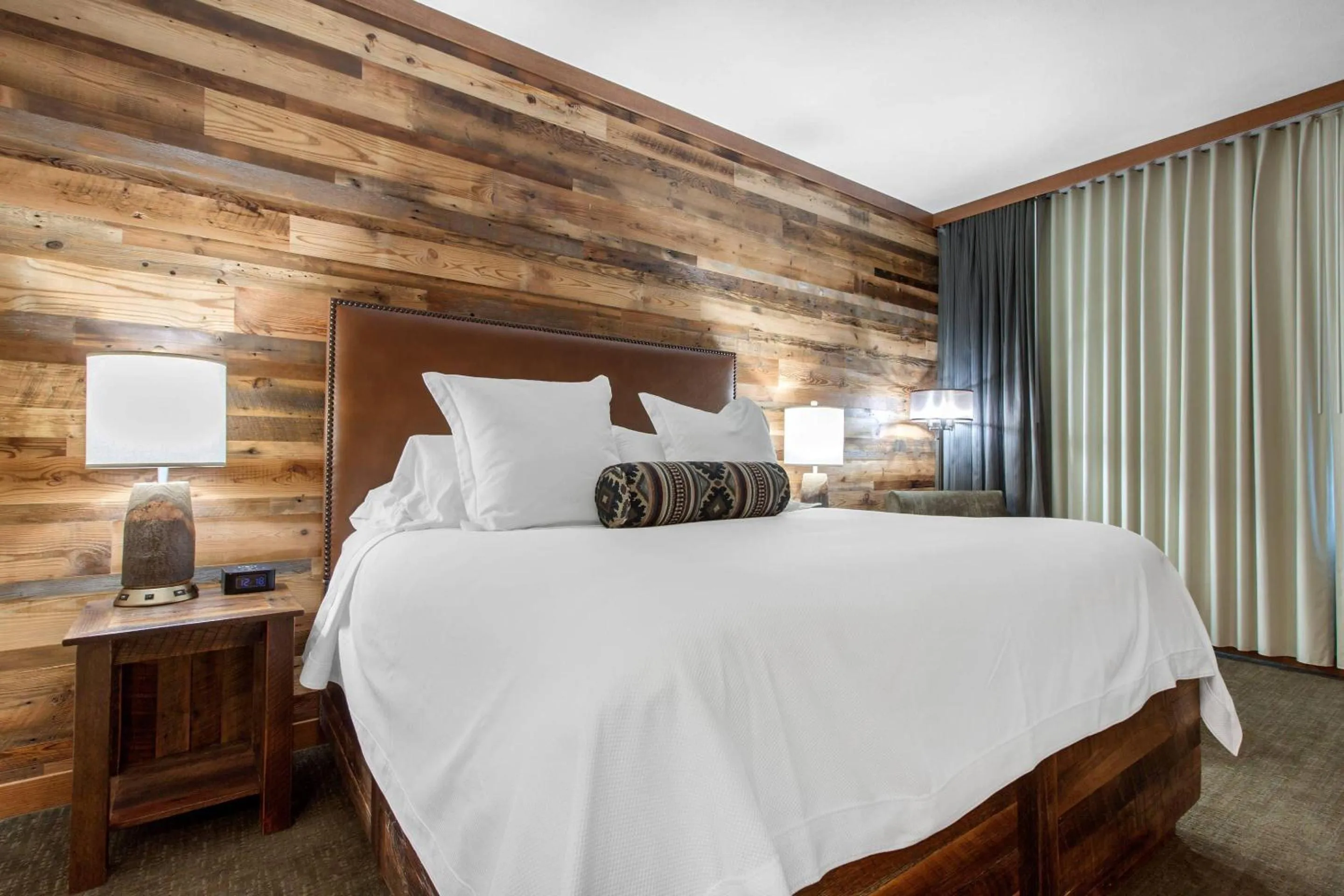 Bedroom, Bed in Norfolk Lodge & Suites, an Ascend Collection Hotel