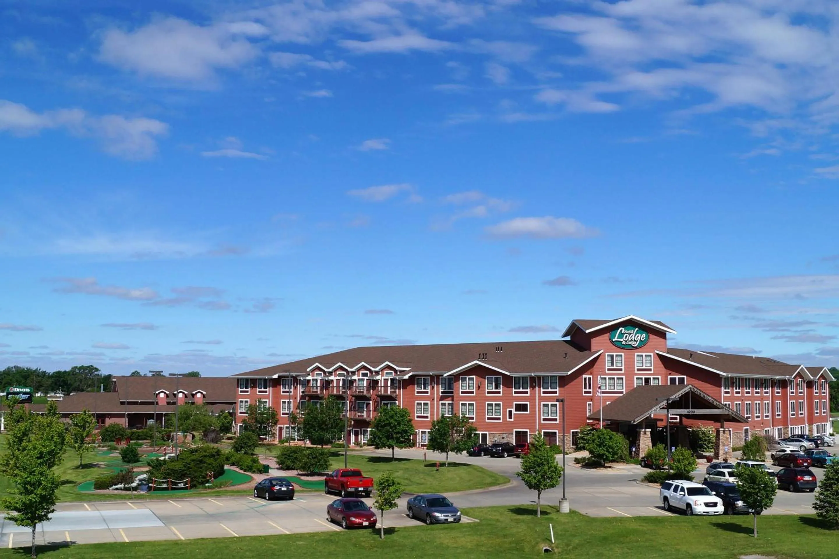 Property building in Norfolk Lodge & Suites, an Ascend Collection Hotel