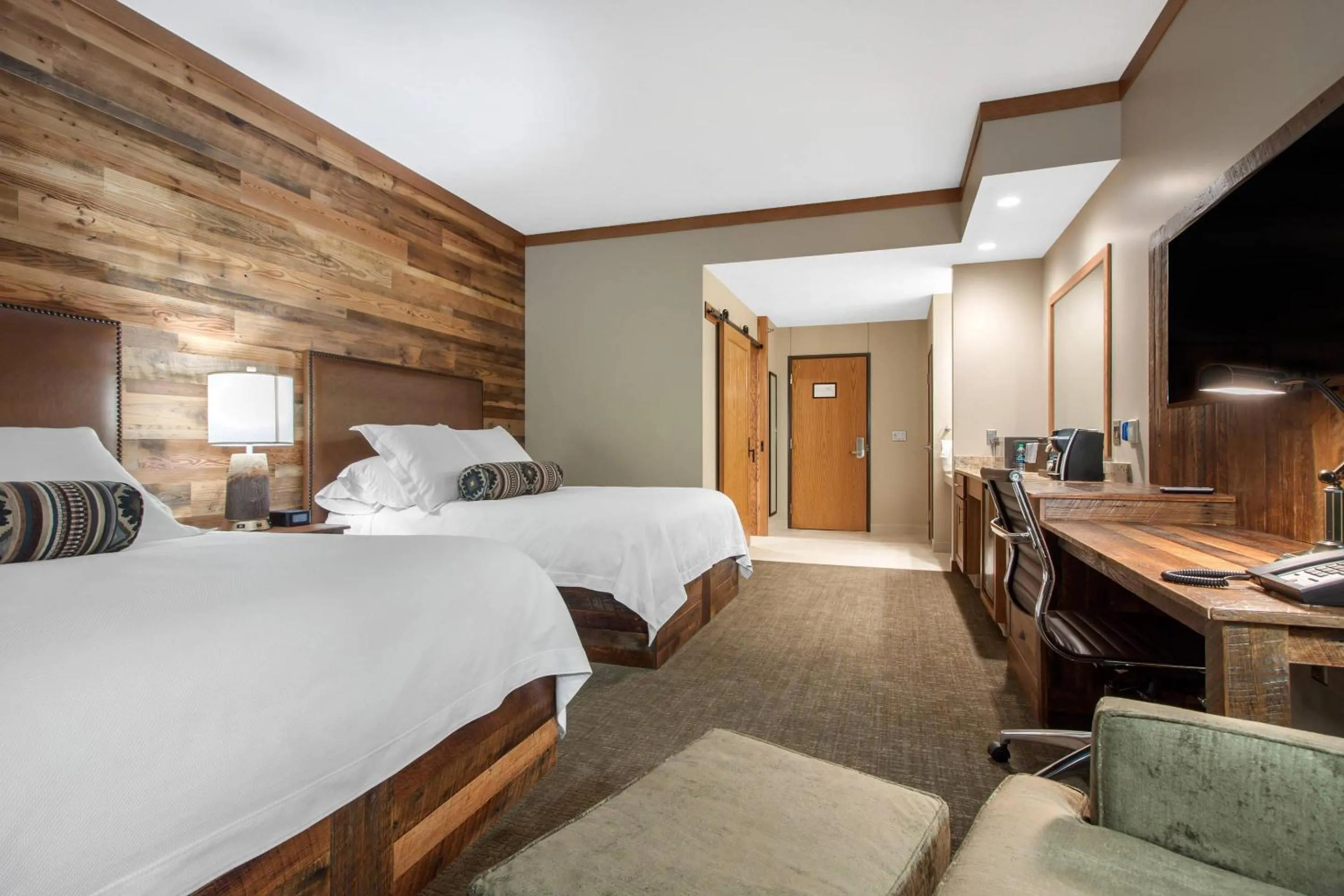 Bedroom, Bed in Norfolk Lodge & Suites, an Ascend Collection Hotel