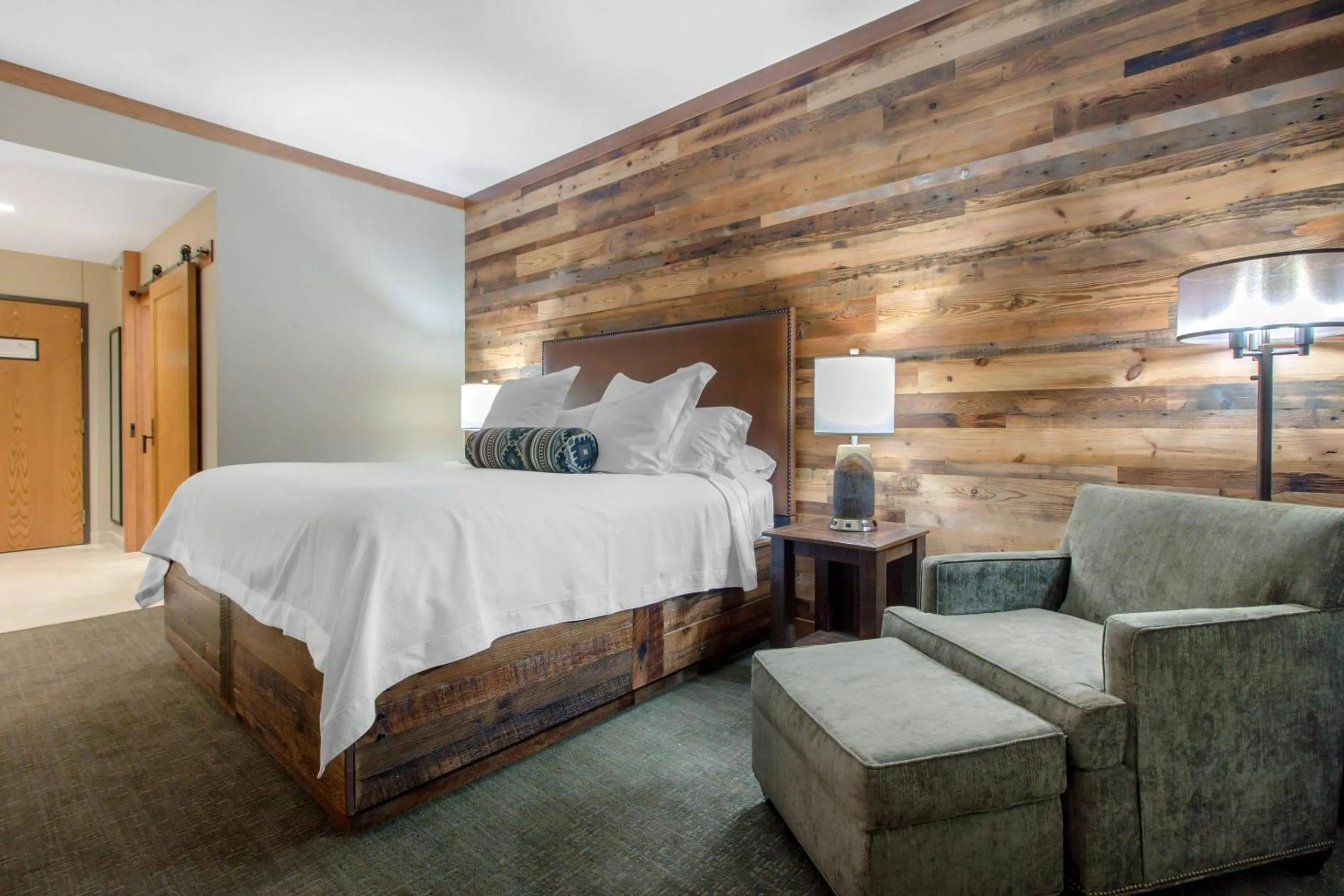 Bedroom, Bed in Norfolk Lodge & Suites, an Ascend Collection Hotel