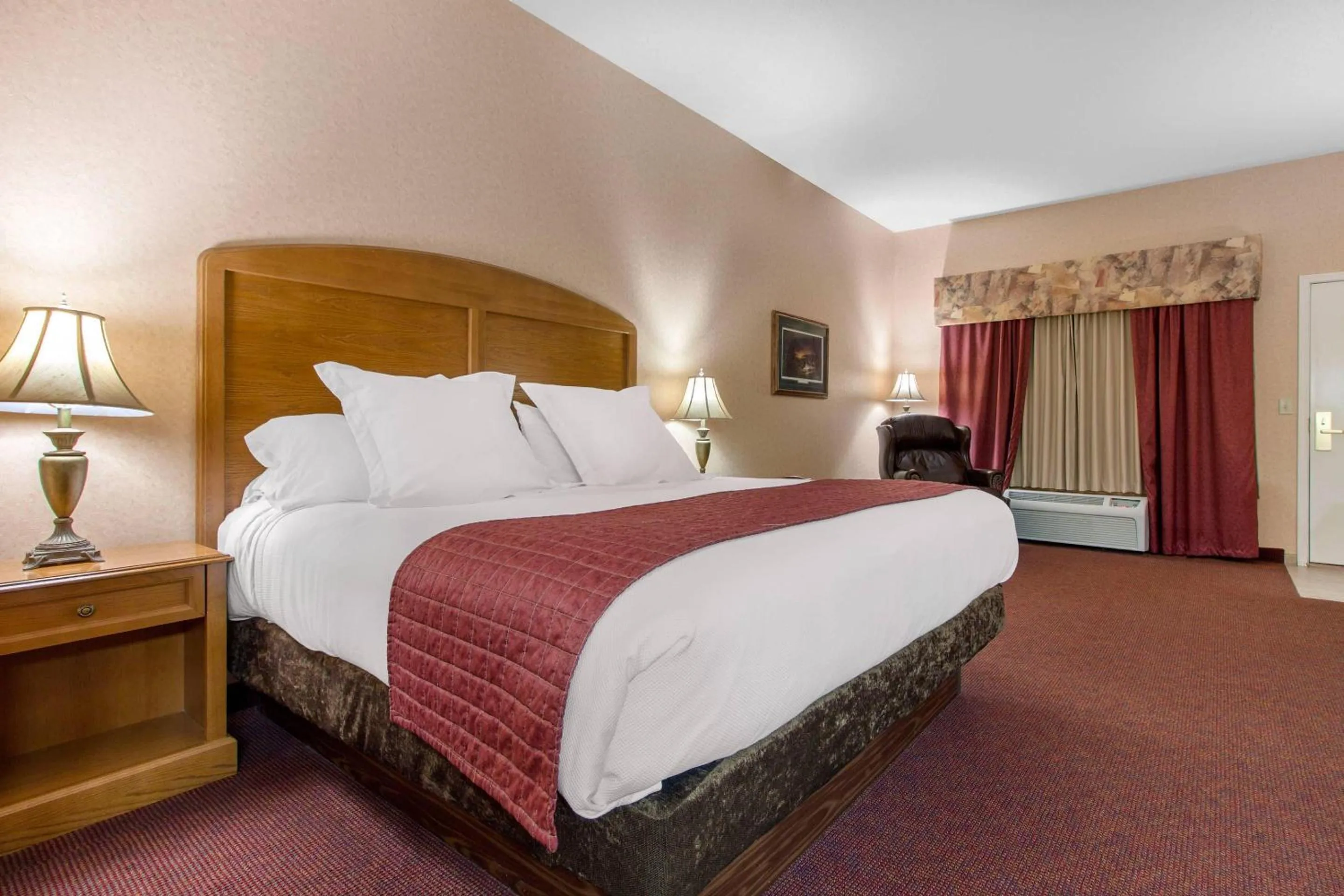 Bedroom, Bed in Norfolk Lodge & Suites, an Ascend Collection Hotel