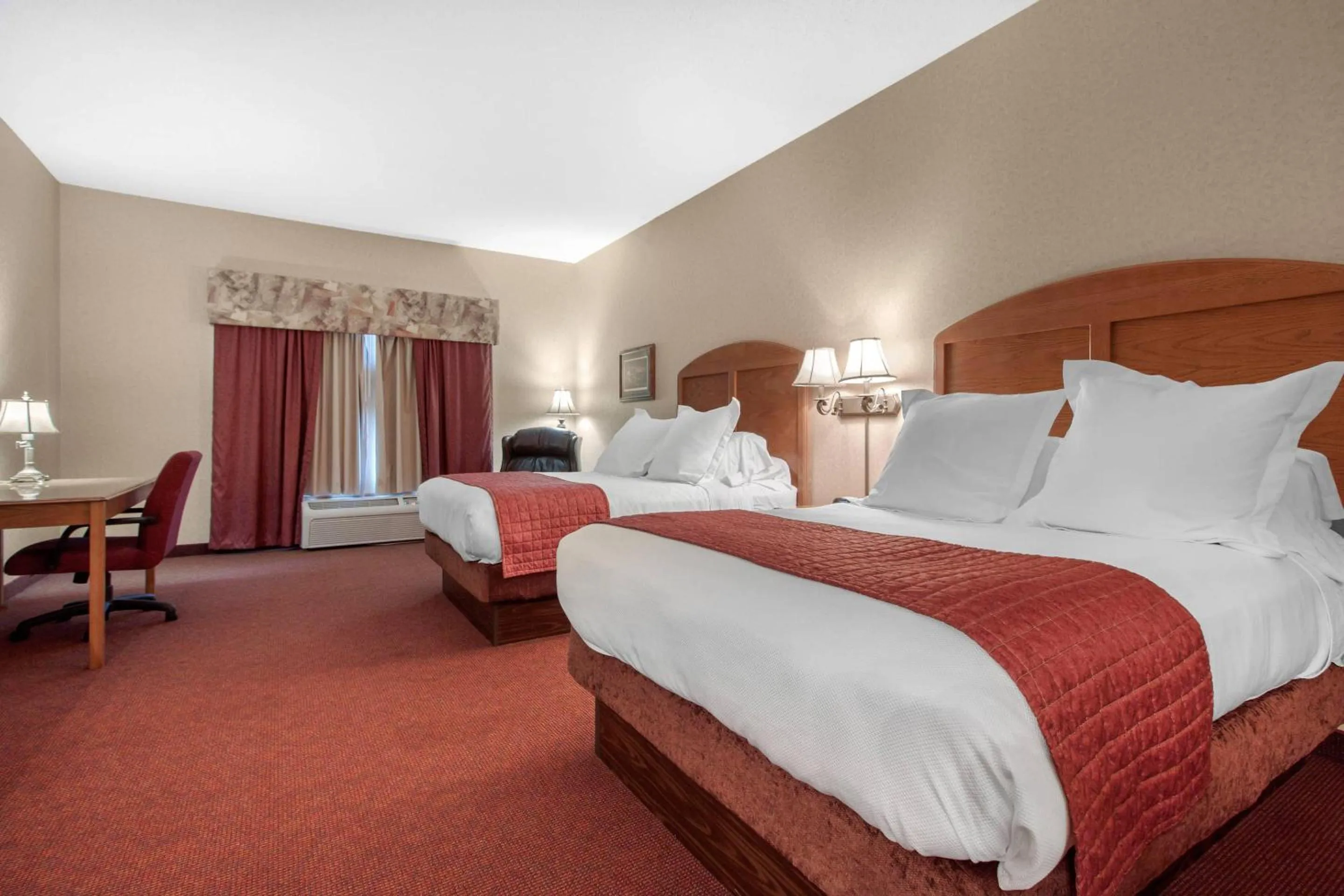 Bedroom, Bed in Norfolk Lodge & Suites, an Ascend Collection Hotel