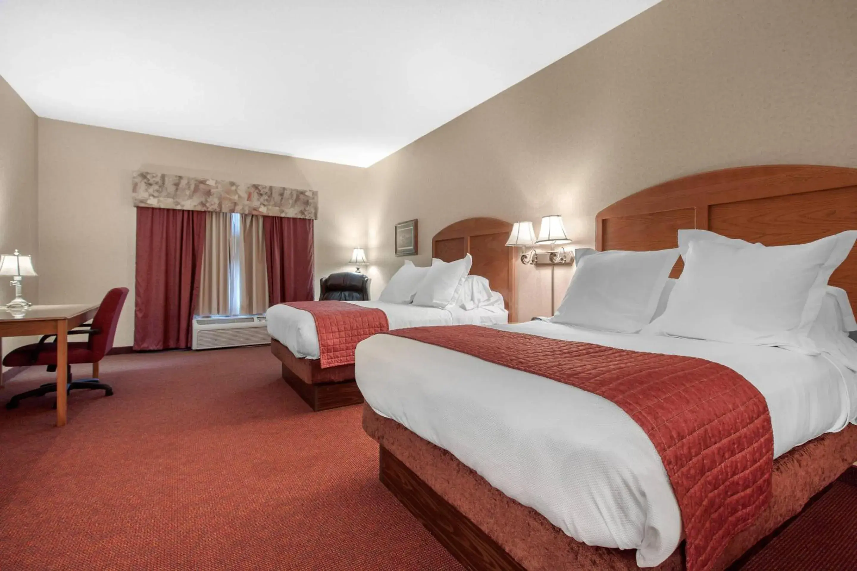 Queen Room with Two Queen Beds - Non-Smoking in Norfolk Lodge & Suites, an Ascend Collection Hotel Queen Room with Two Queen Beds - Non-Smoking in Norfolk Lodge & Suites, an Ascend Collection Hotel