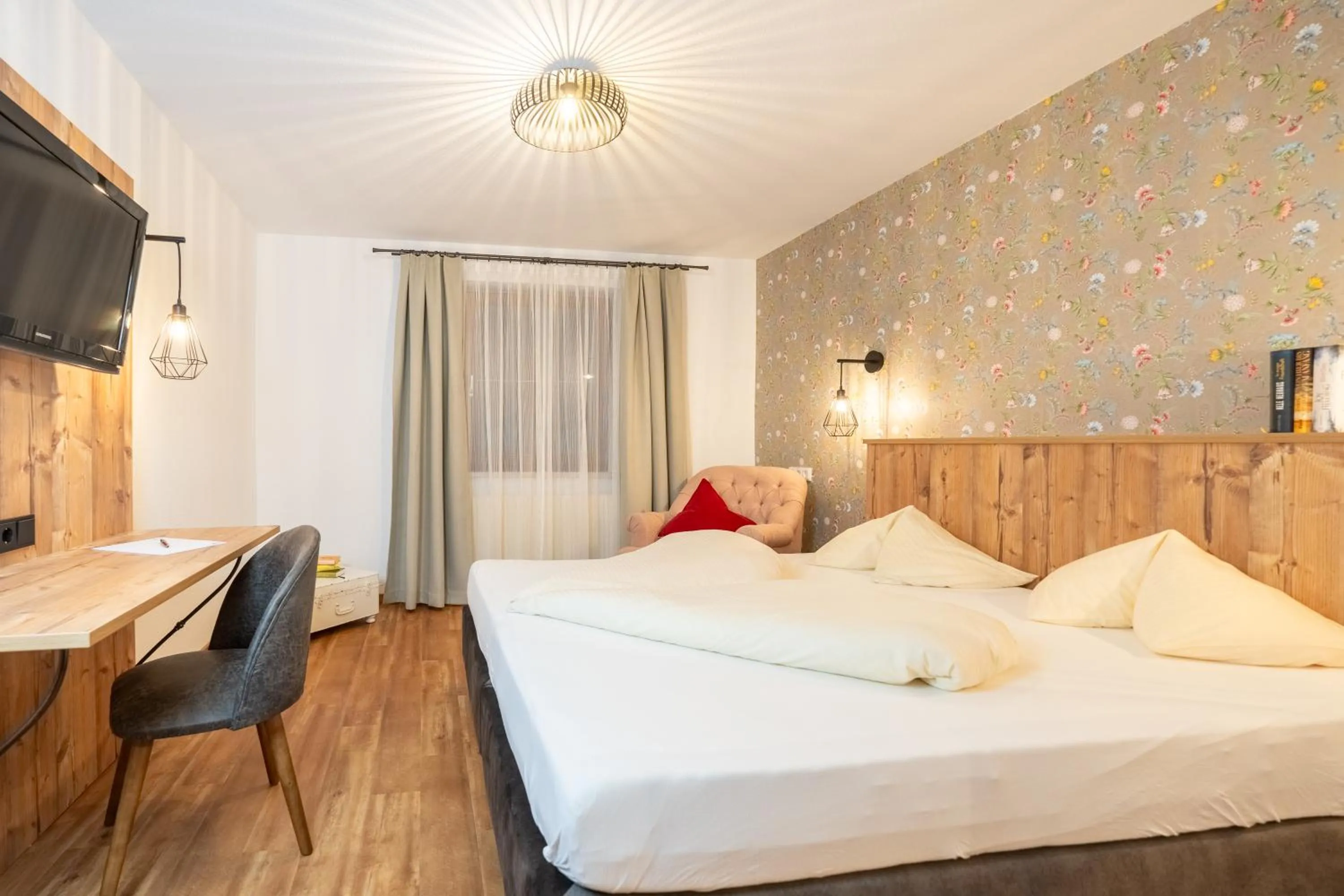 Photo of the whole room, Bed in Hotel Krone Tirol