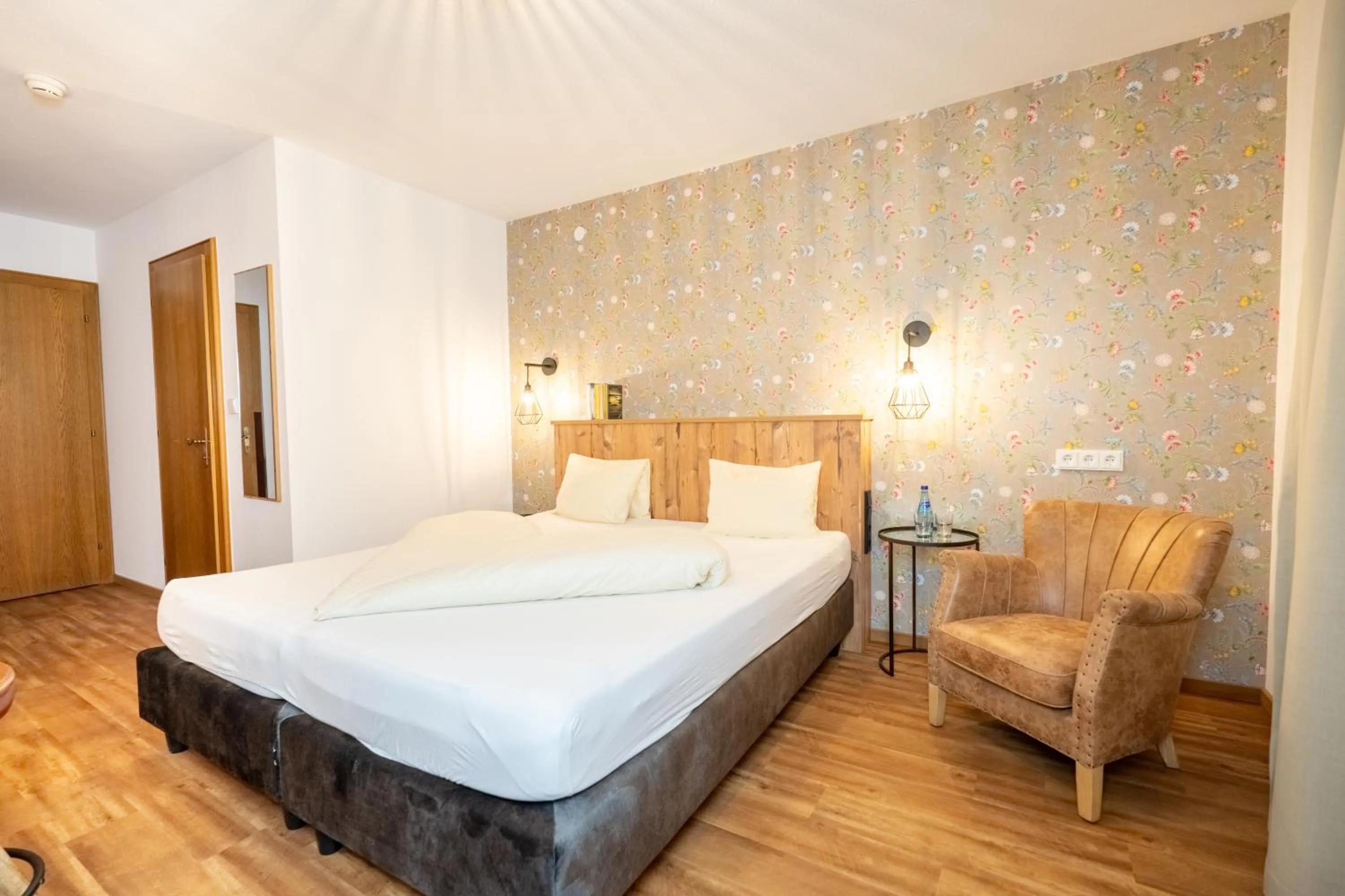 Photo of the whole room, Bed in Hotel Krone Tirol