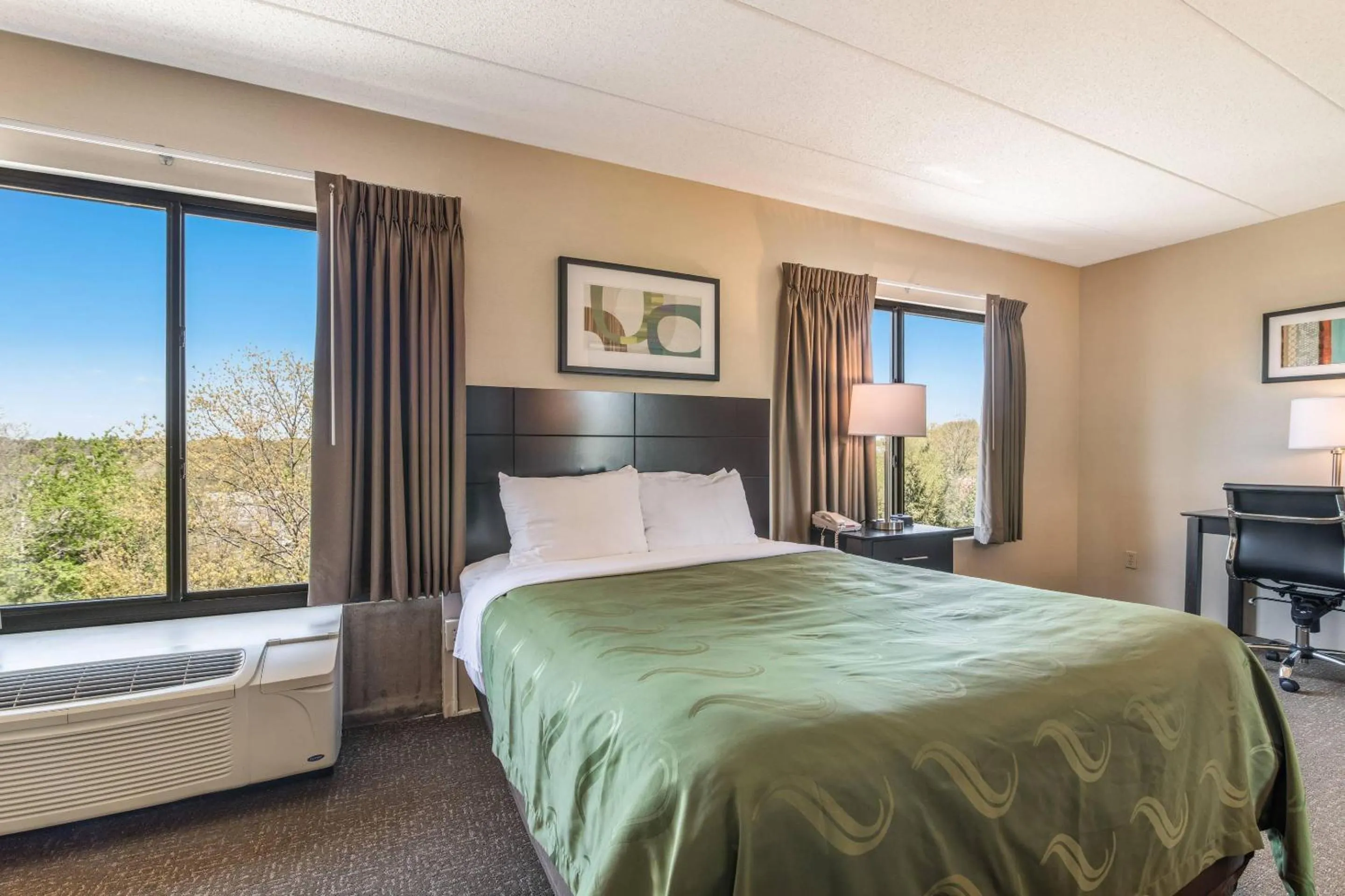 Bedroom, Bed in Quality Inn Portsmouth