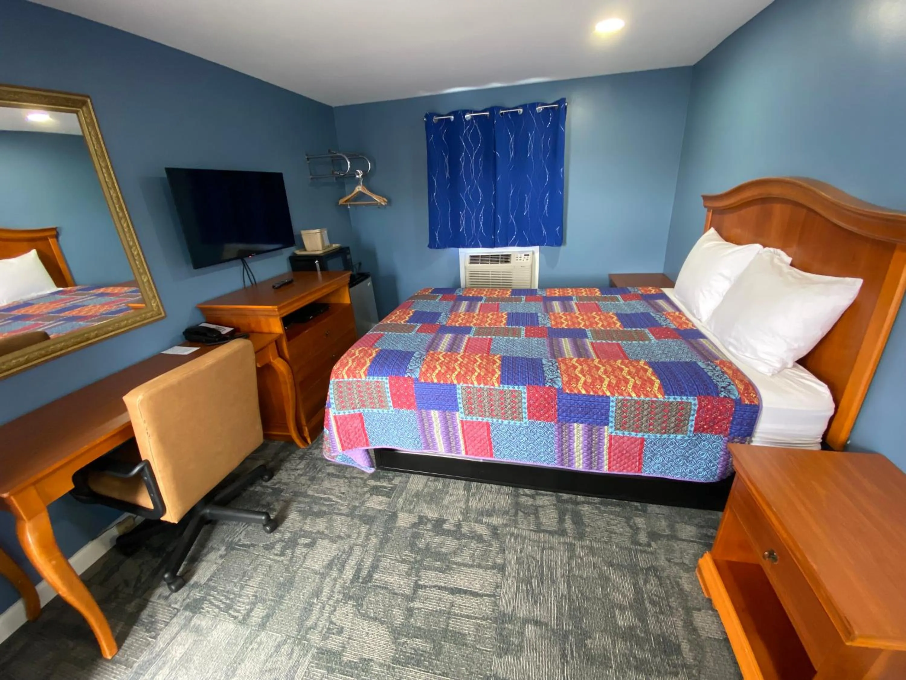 Bedroom, Bed in Royal Inn