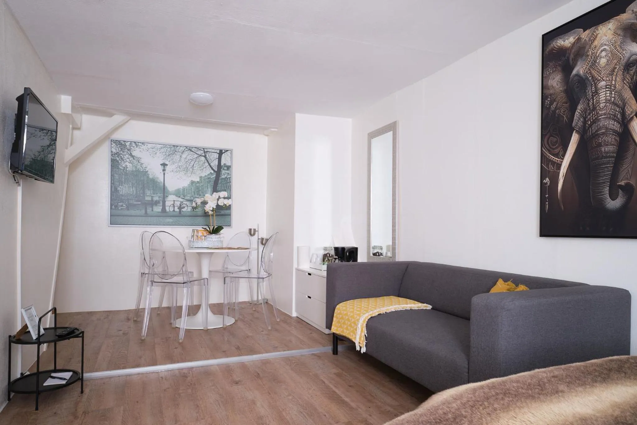 Photo of the whole room in Het Gecroonde Swaert B&B