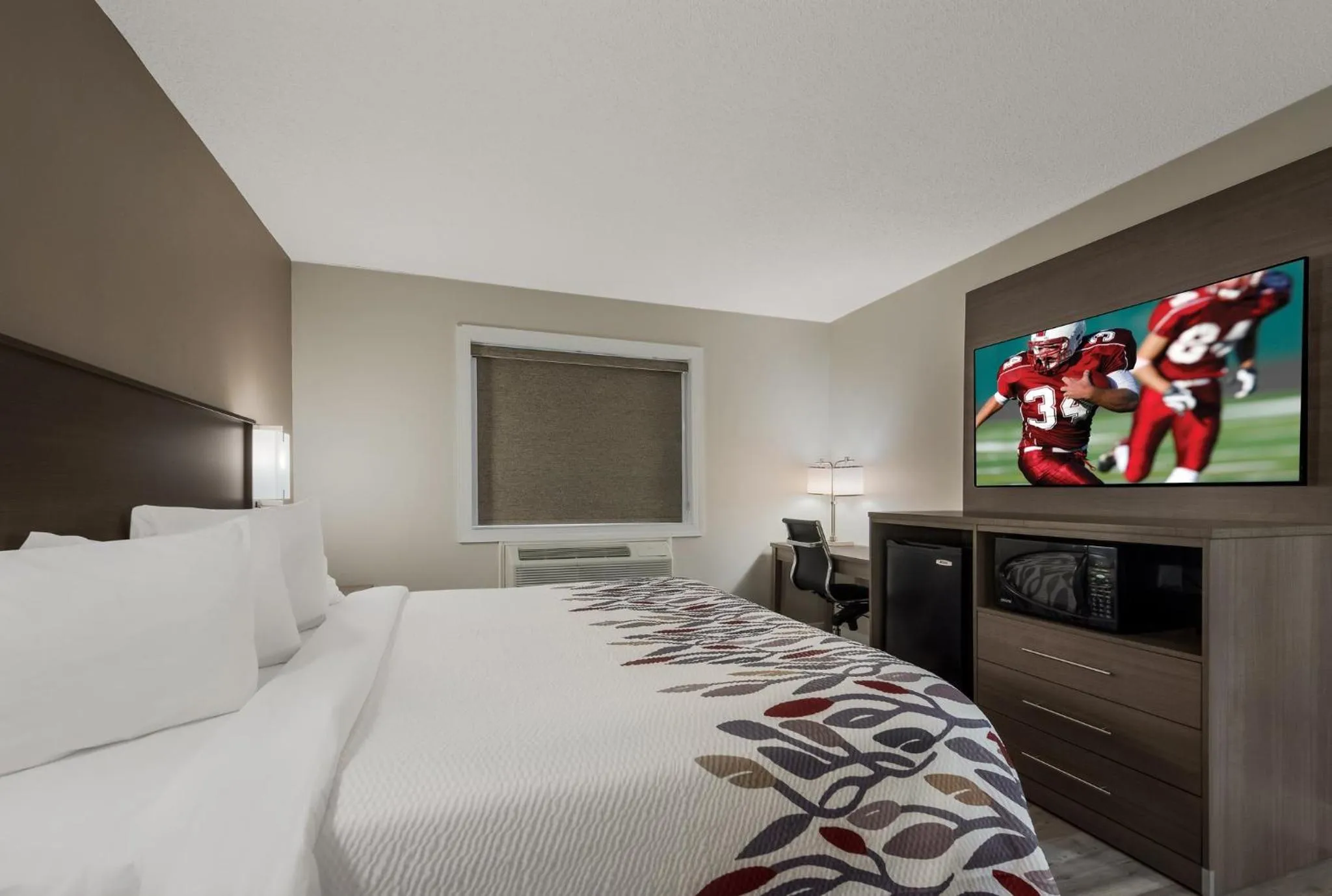 Photo of the whole room, Bed in Red Roof Inn & Suites Vineland - Buena