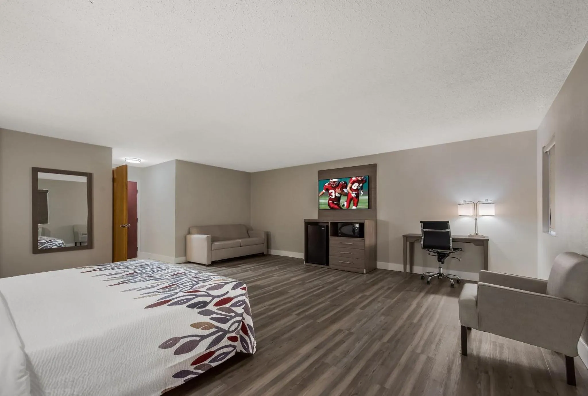 Bedroom, Bed in Red Roof Inn & Suites Vineland - Buena