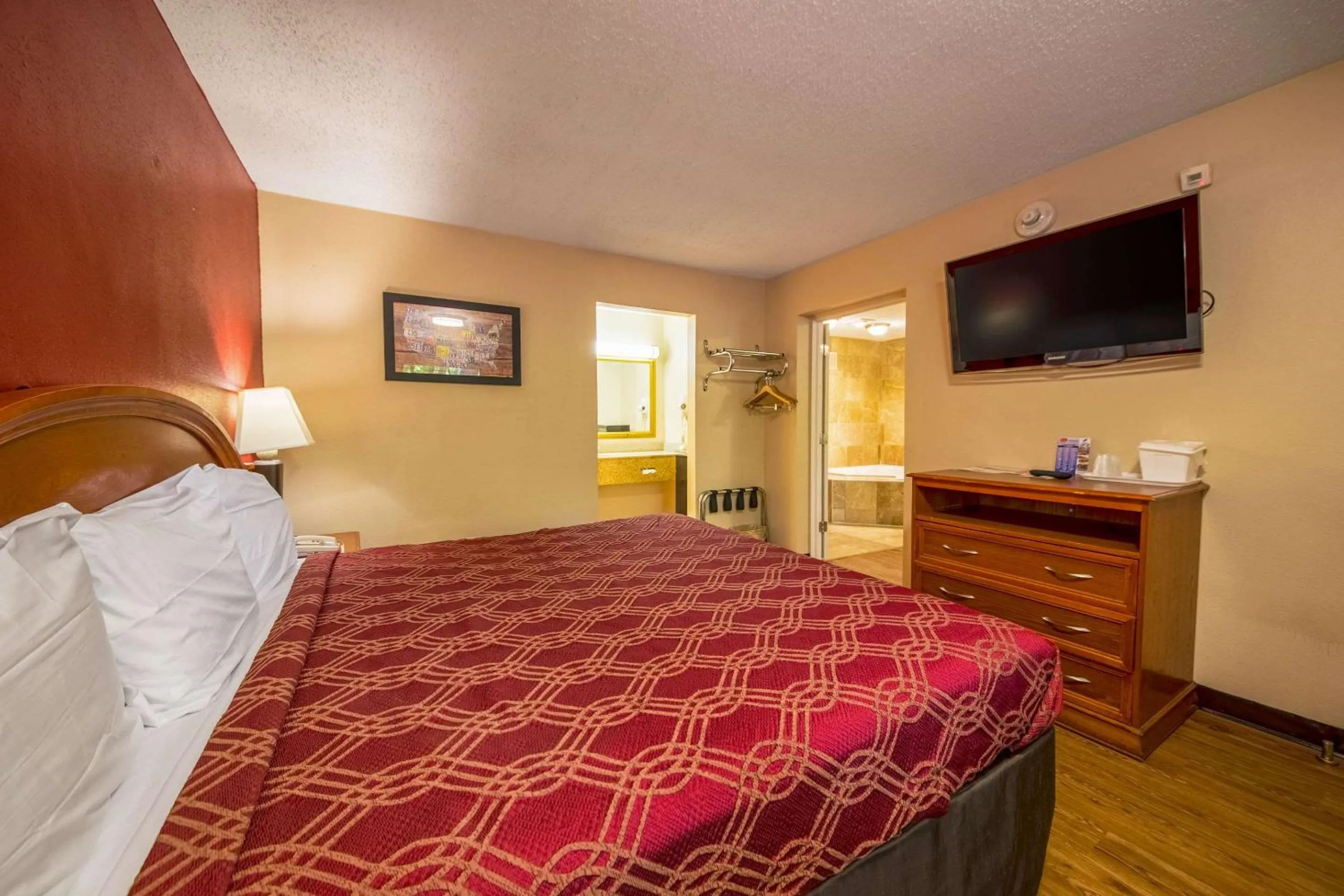Photo of the whole room, Bed in Econo Lodge Mount Laurel - Philadelphia East
