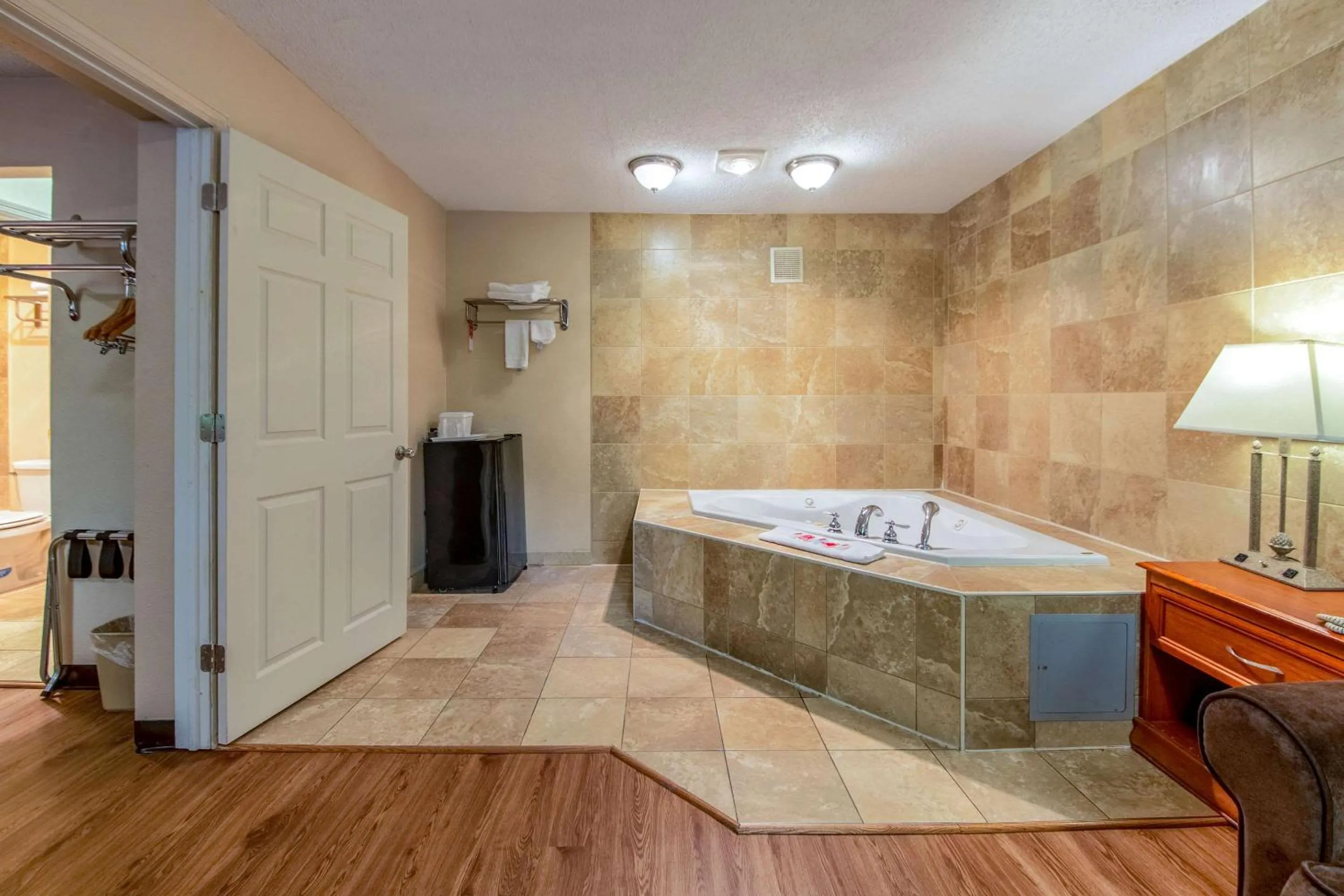 Photo of the whole room, Bed in Econo Lodge Mount Laurel - Philadelphia East