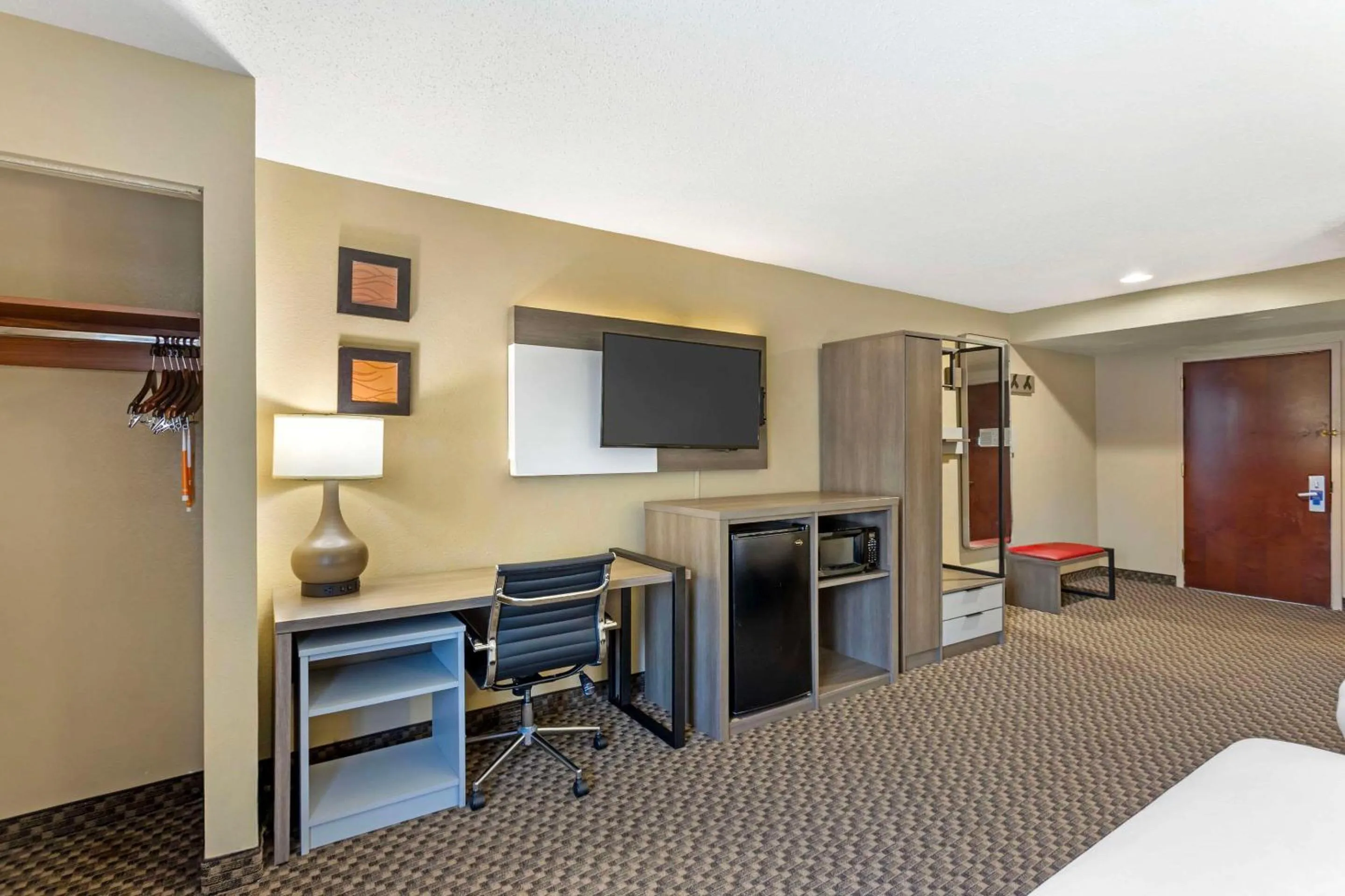 Bedroom, Bed in Comfort Inn & Suites Carneys Point