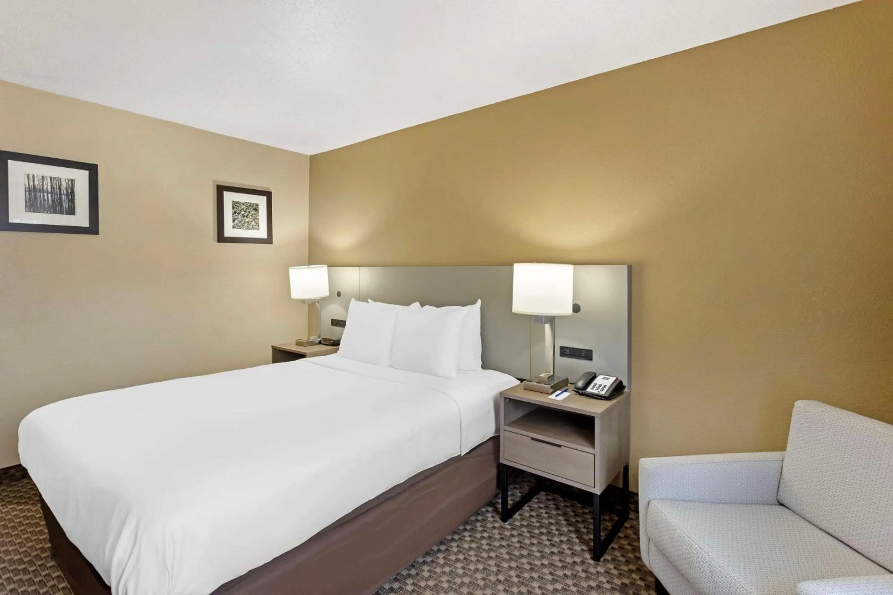 Bedroom, Bed in Comfort Inn & Suites Carneys Point
