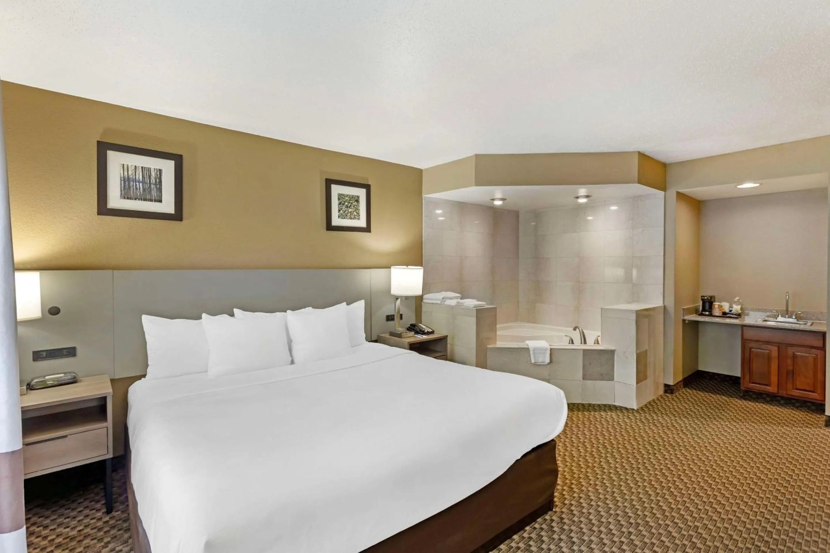 Bedroom, Bed in Comfort Inn & Suites Carneys Point