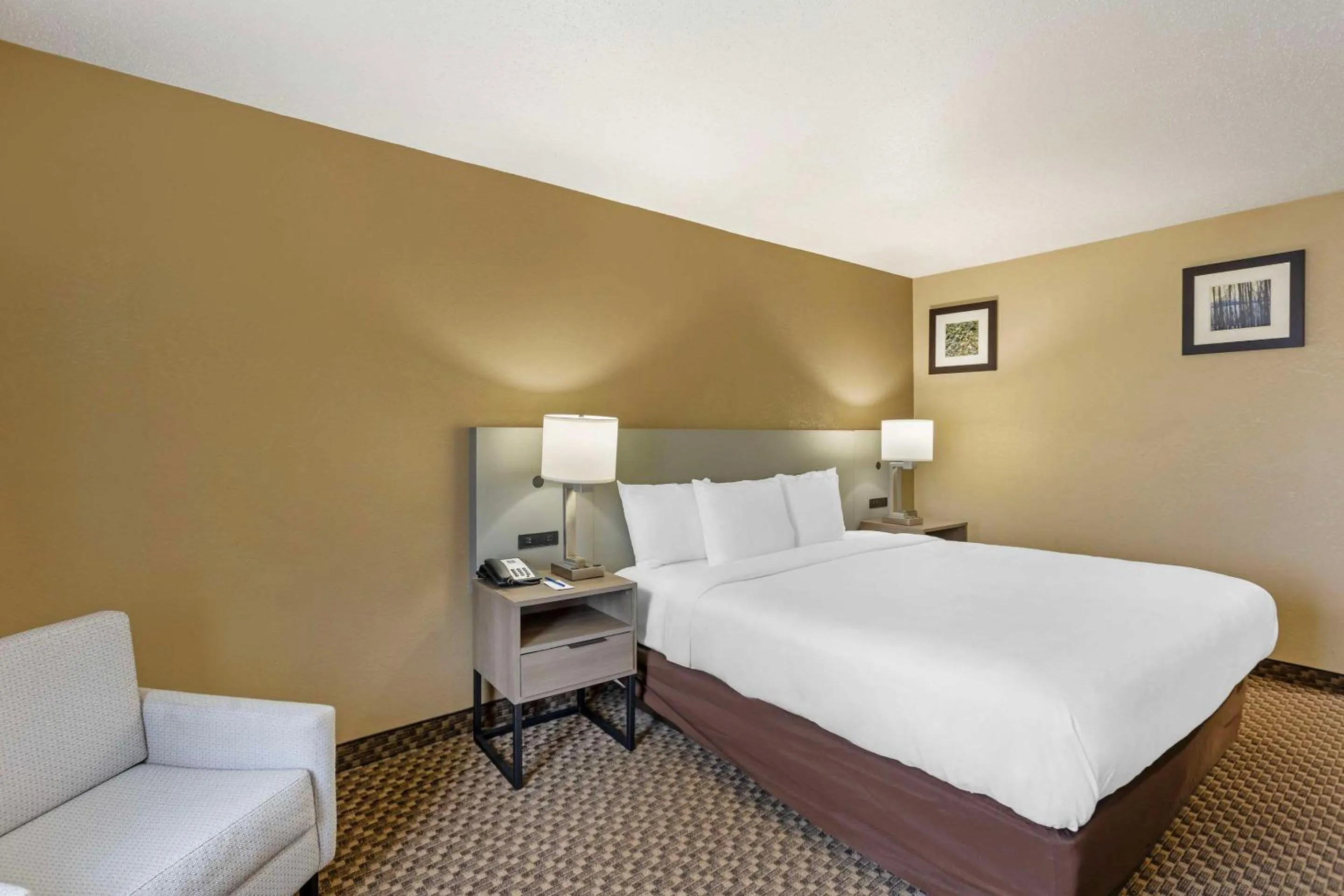 Bedroom, Bed in Comfort Inn & Suites Carneys Point
