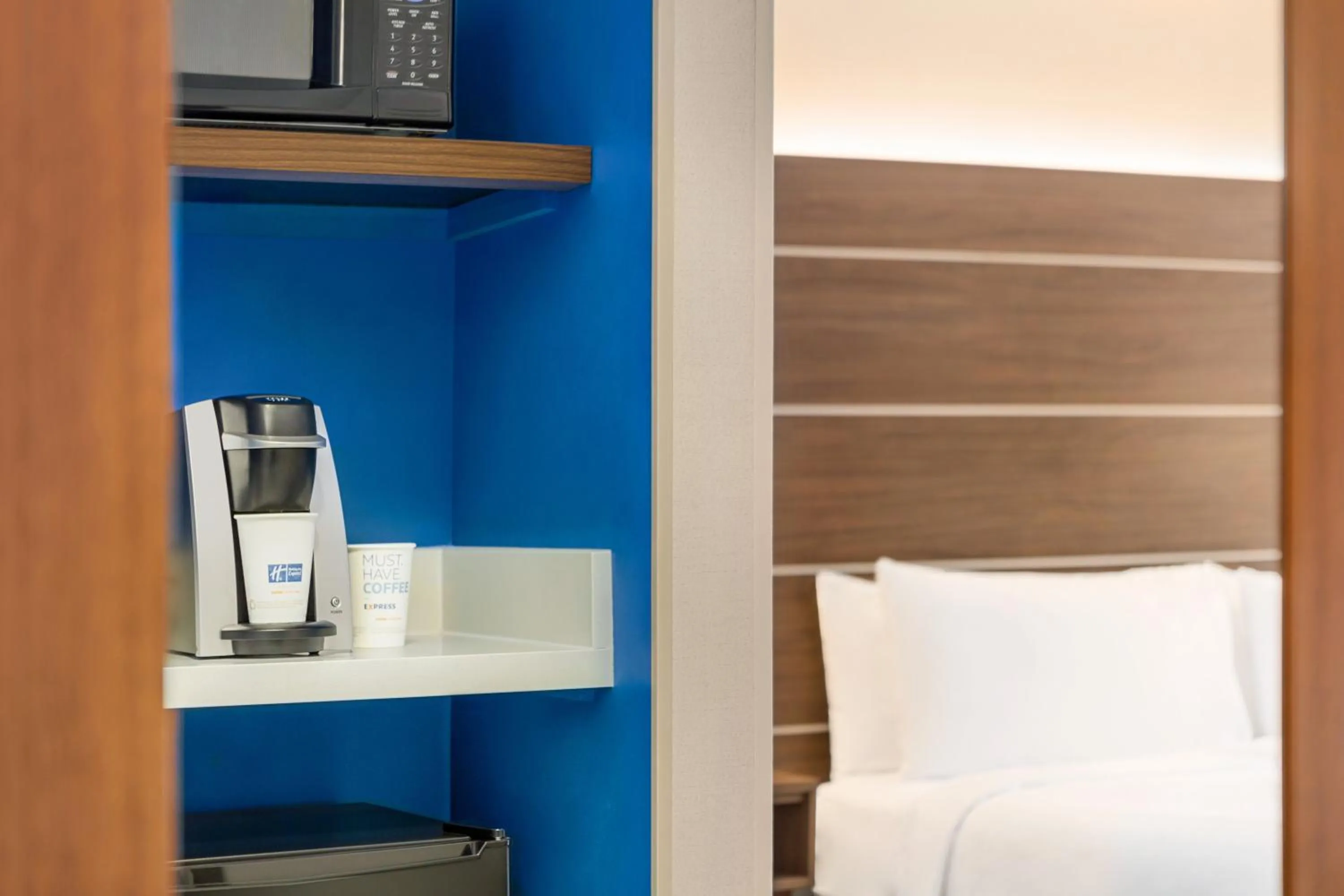 Photo of the whole room, Bed in Holiday Inn Express & Suites Philadelphia - Mt Laurel by IHG