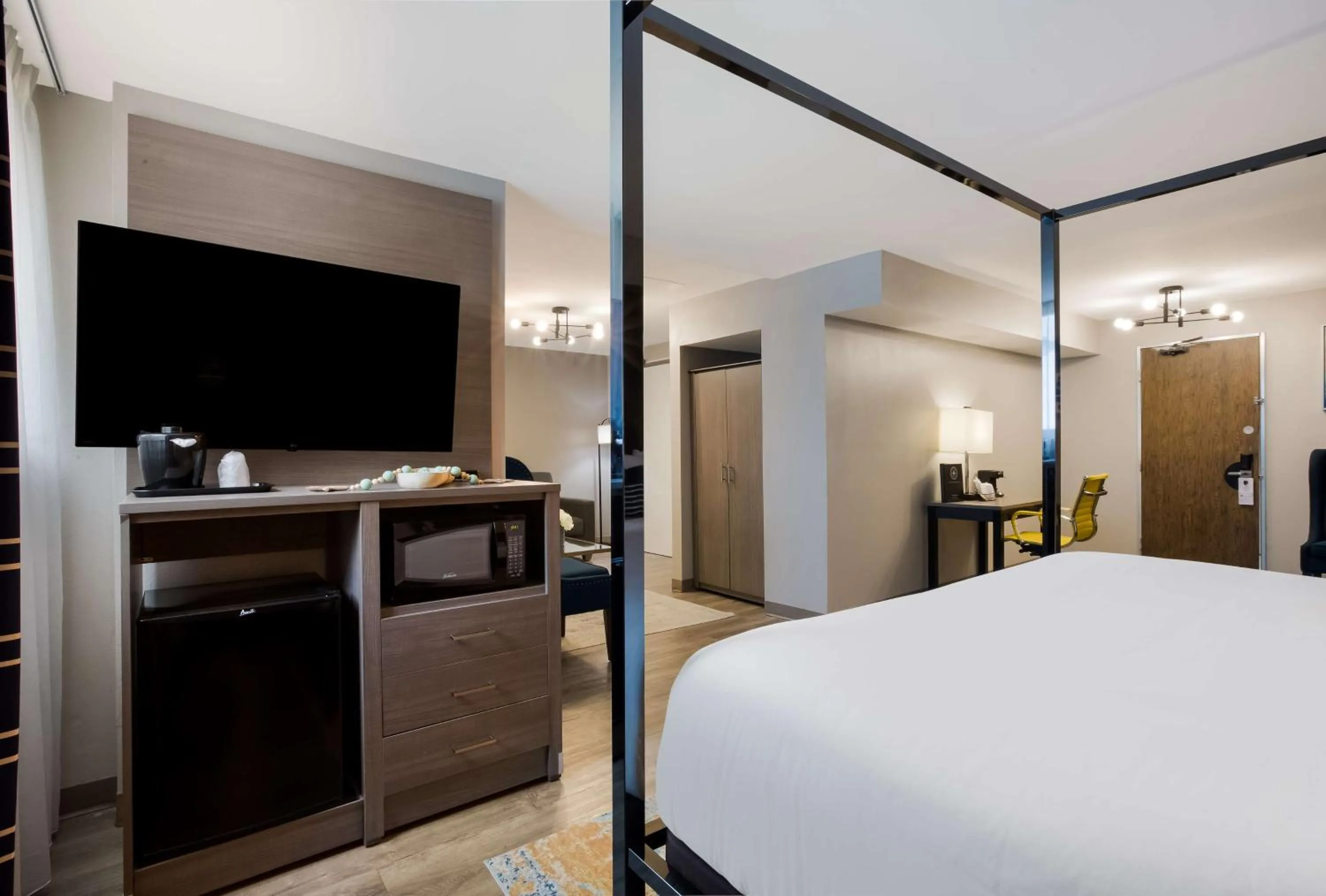 Photo of the whole room, Bed in The Hub Middletown Red Bank- Best Western Signature Collection