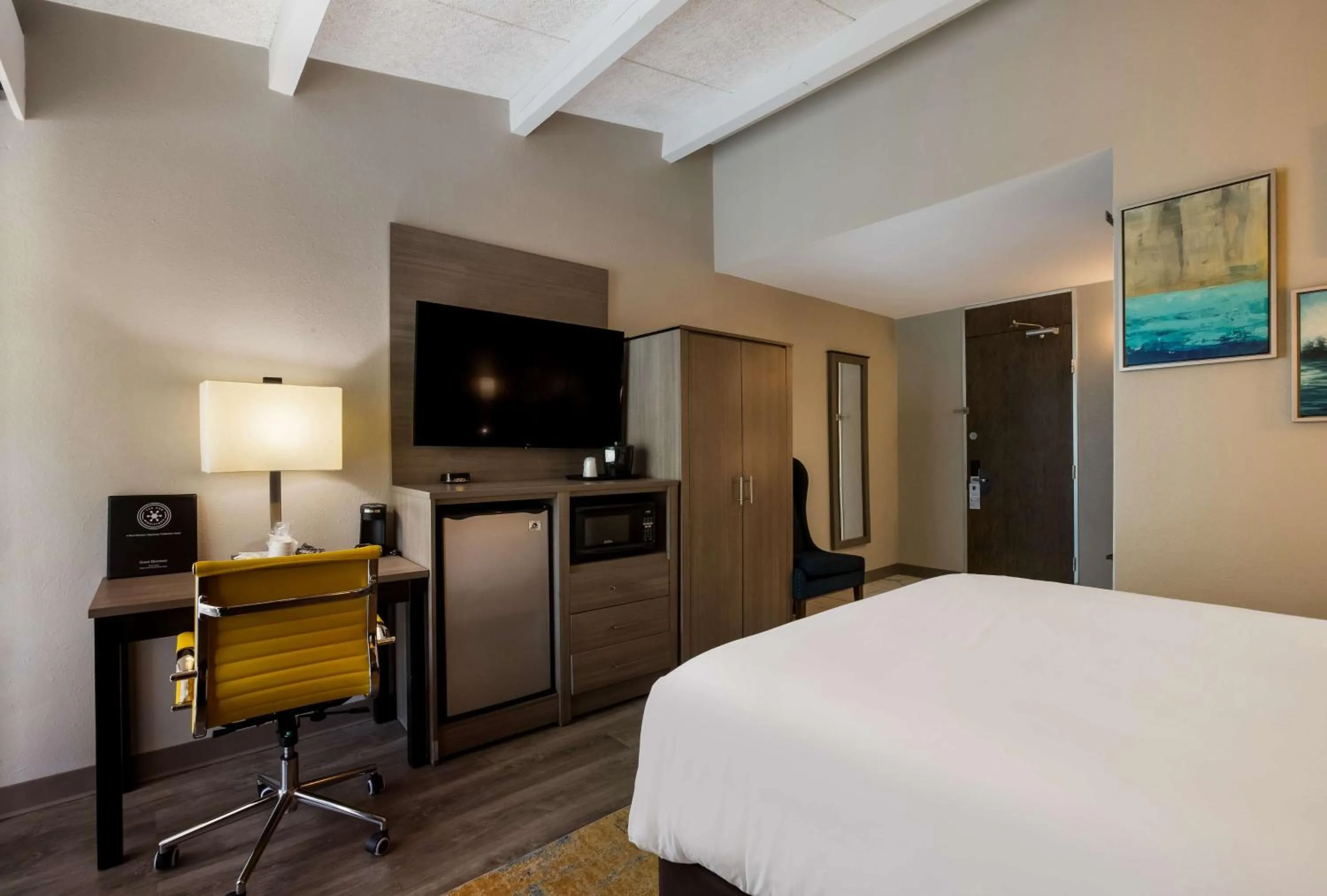 Bedroom, Bed in The Hub Middletown Red Bank- Best Western Signature Collection