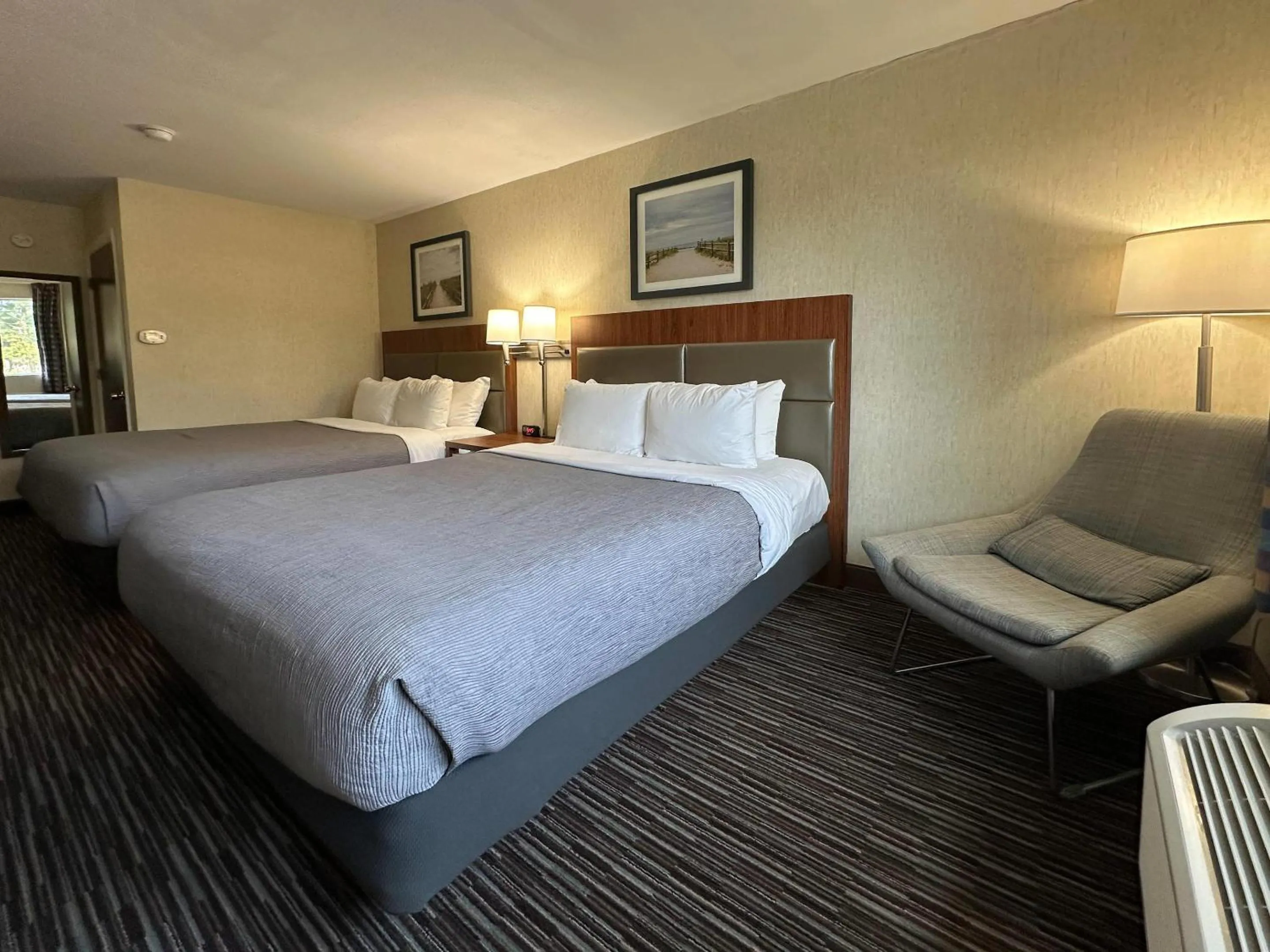 Bedroom, Bed in Quality Inn near Toms River Corporate Park