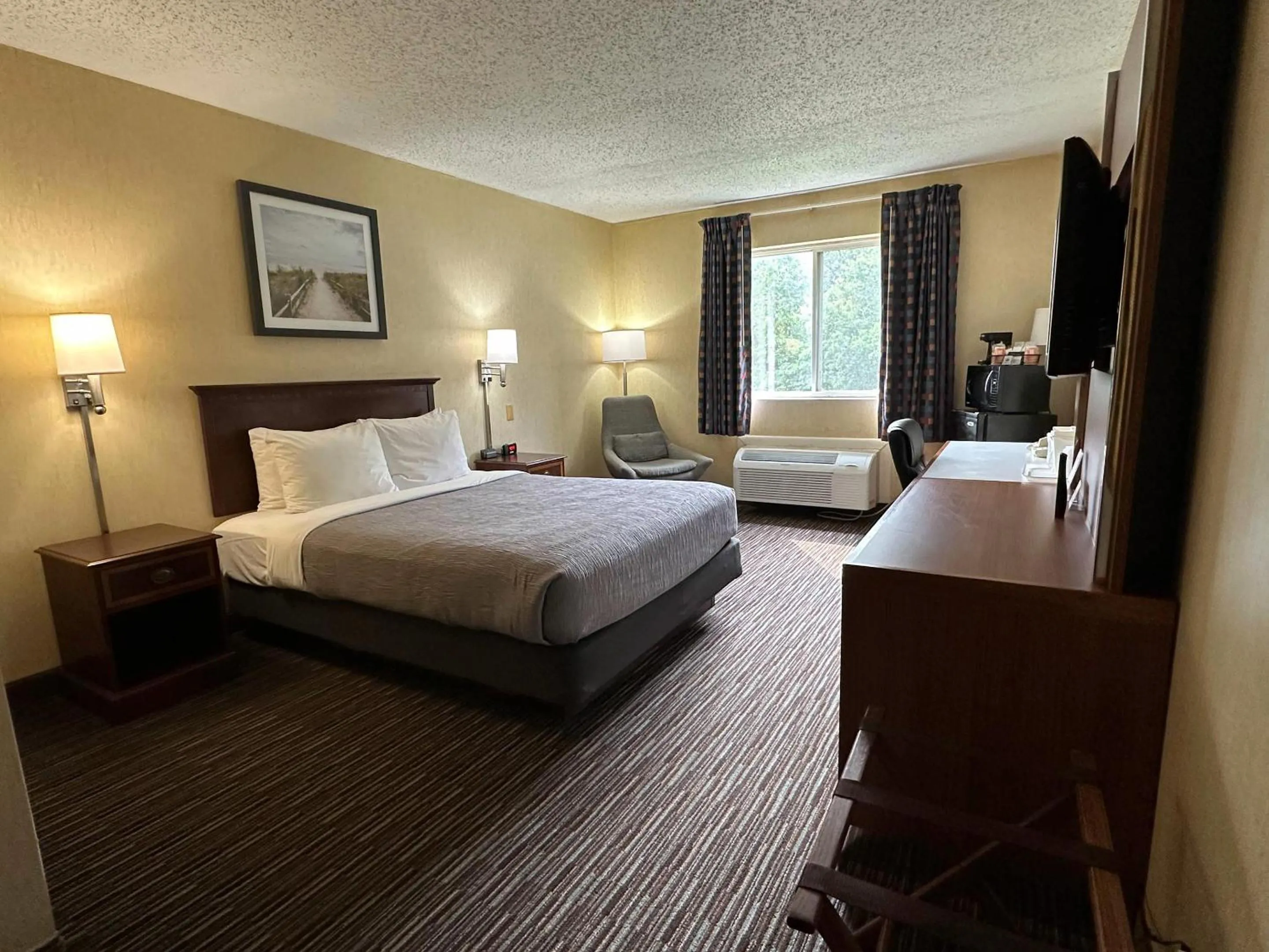 Bedroom, Bed in Quality Inn near Toms River Corporate Park