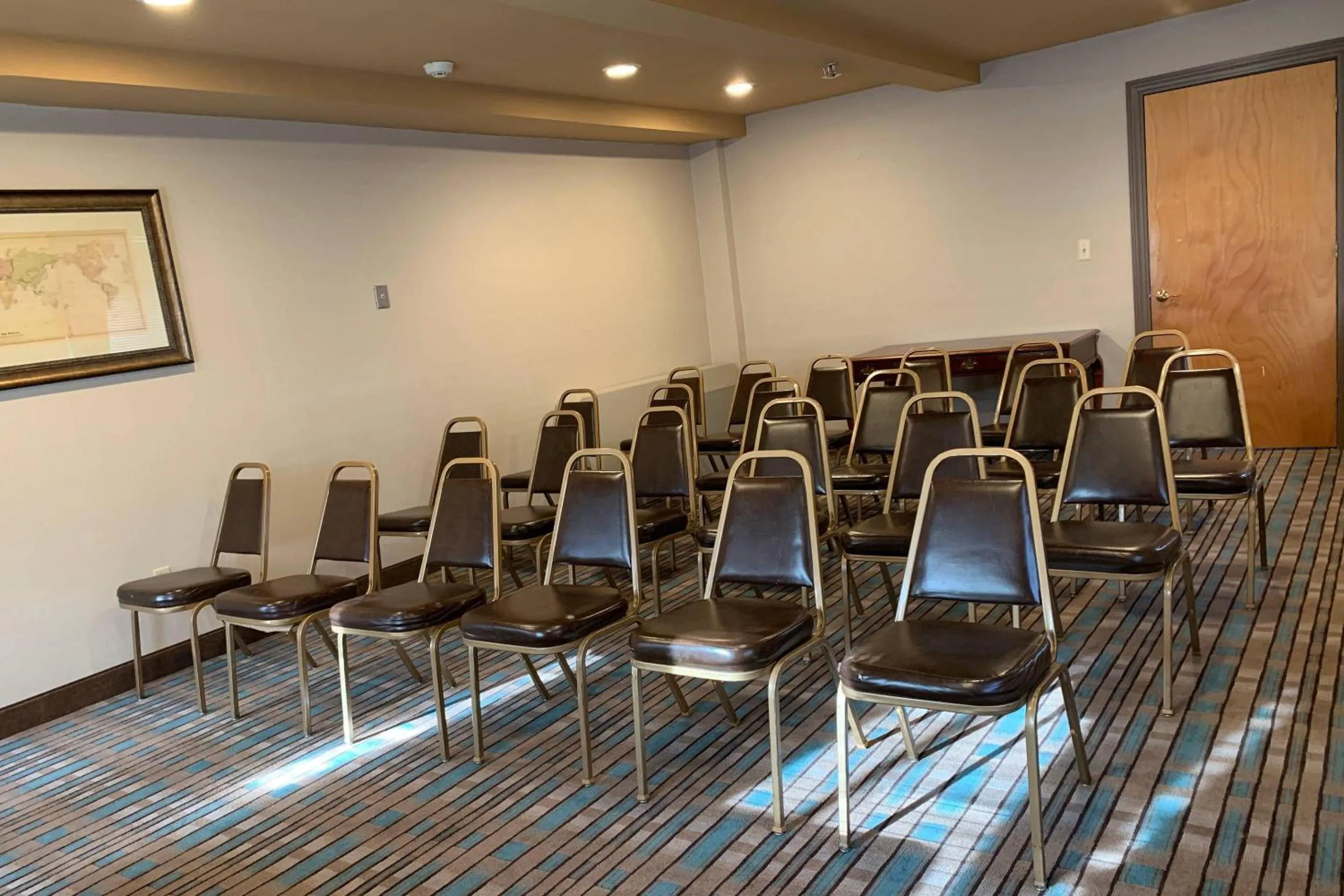 Meeting/conference room in Quality Inn near Toms River Corporate Park