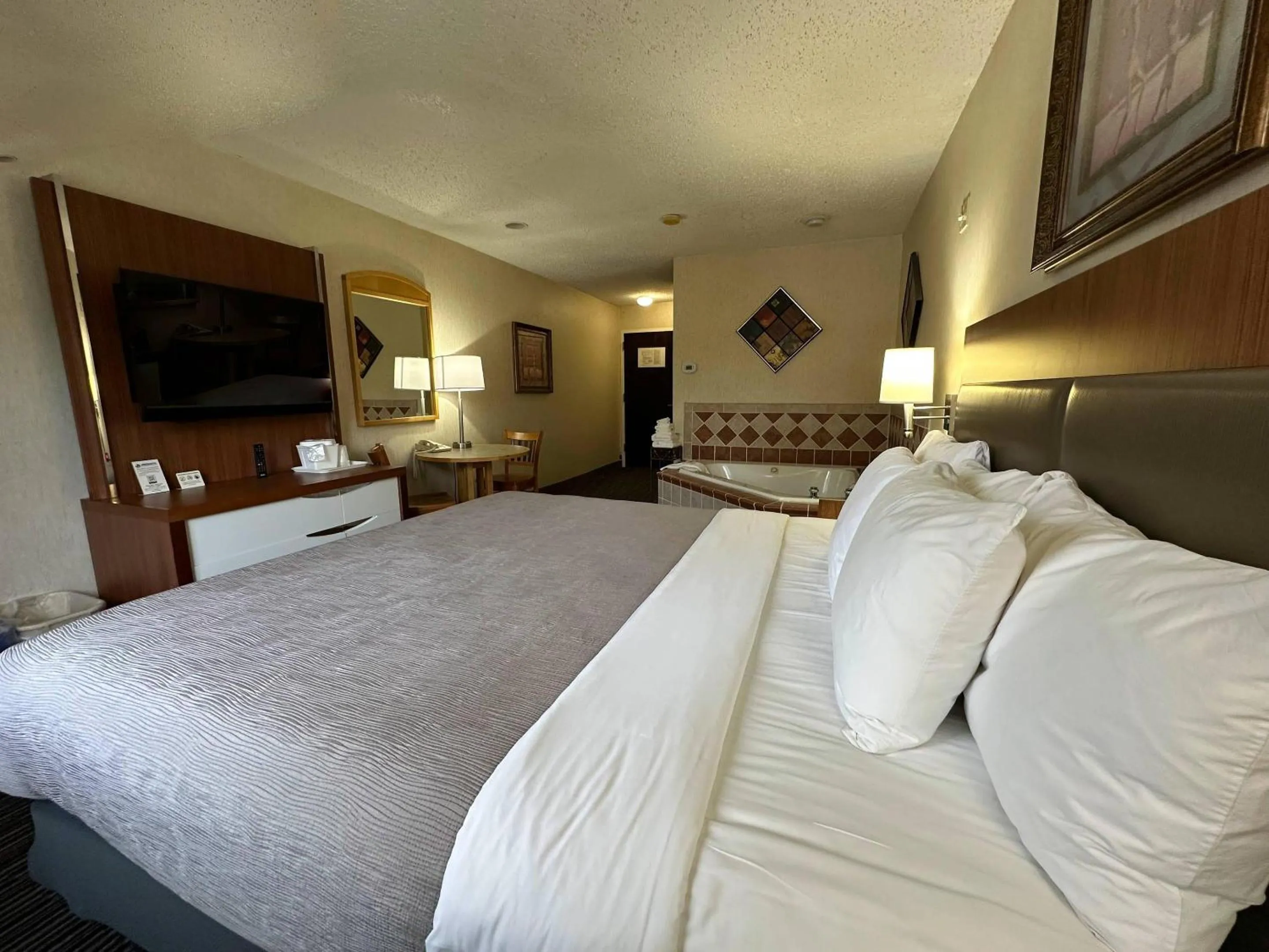 Bedroom, Bed in Quality Inn near Toms River Corporate Park