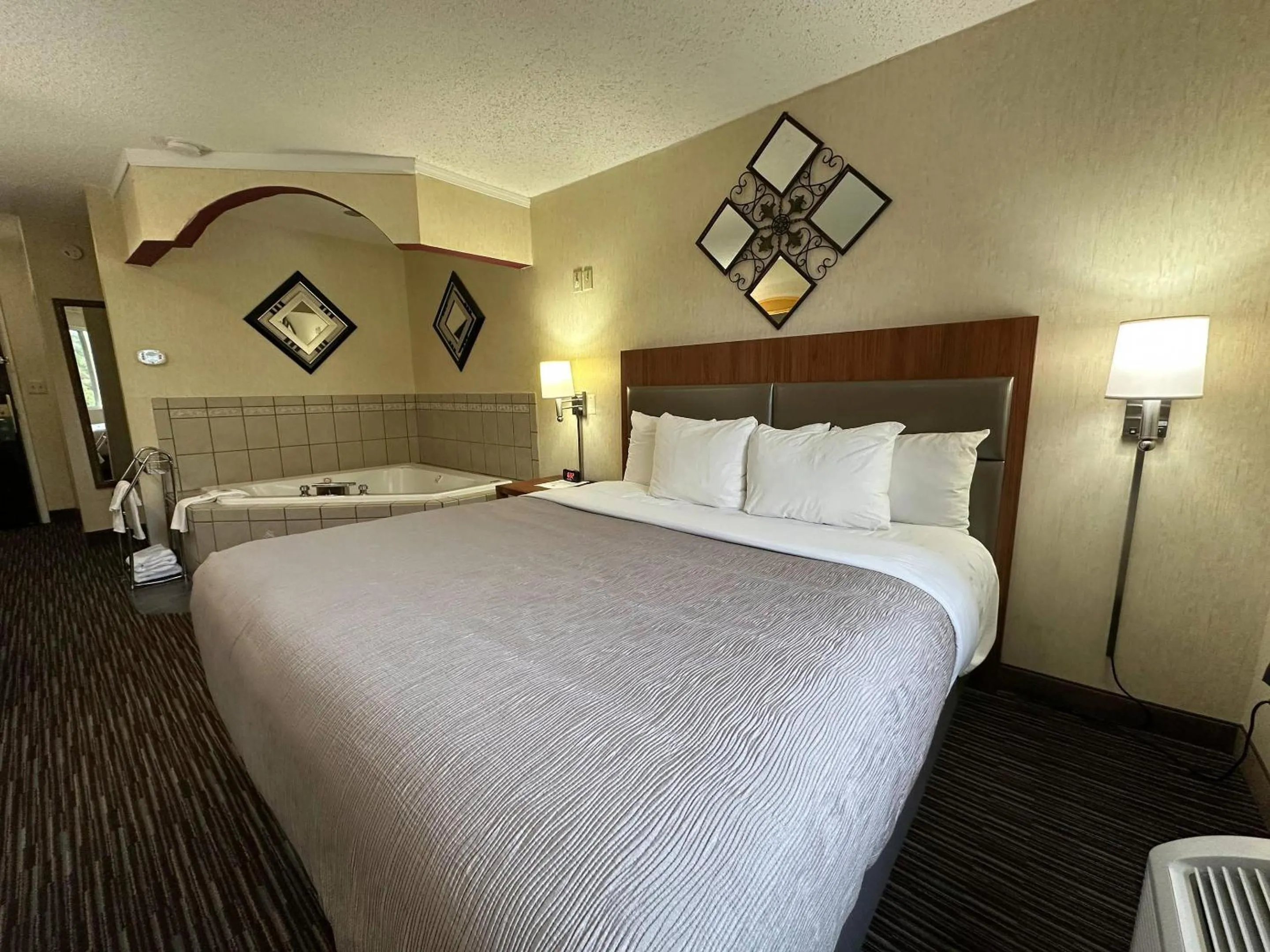 Bedroom, Bed in Quality Inn near Toms River Corporate Park