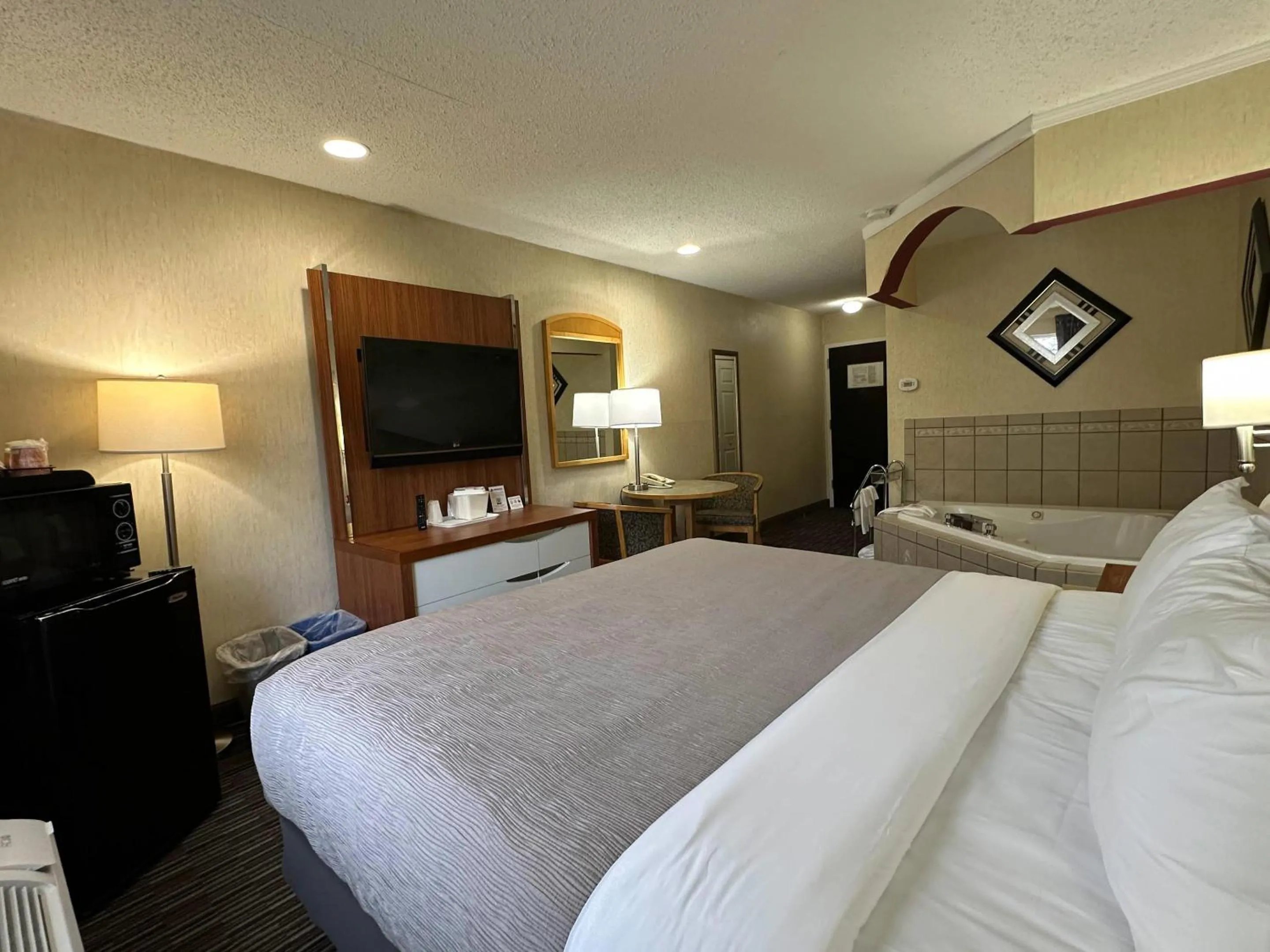 Bedroom, Bed in Quality Inn near Toms River Corporate Park
