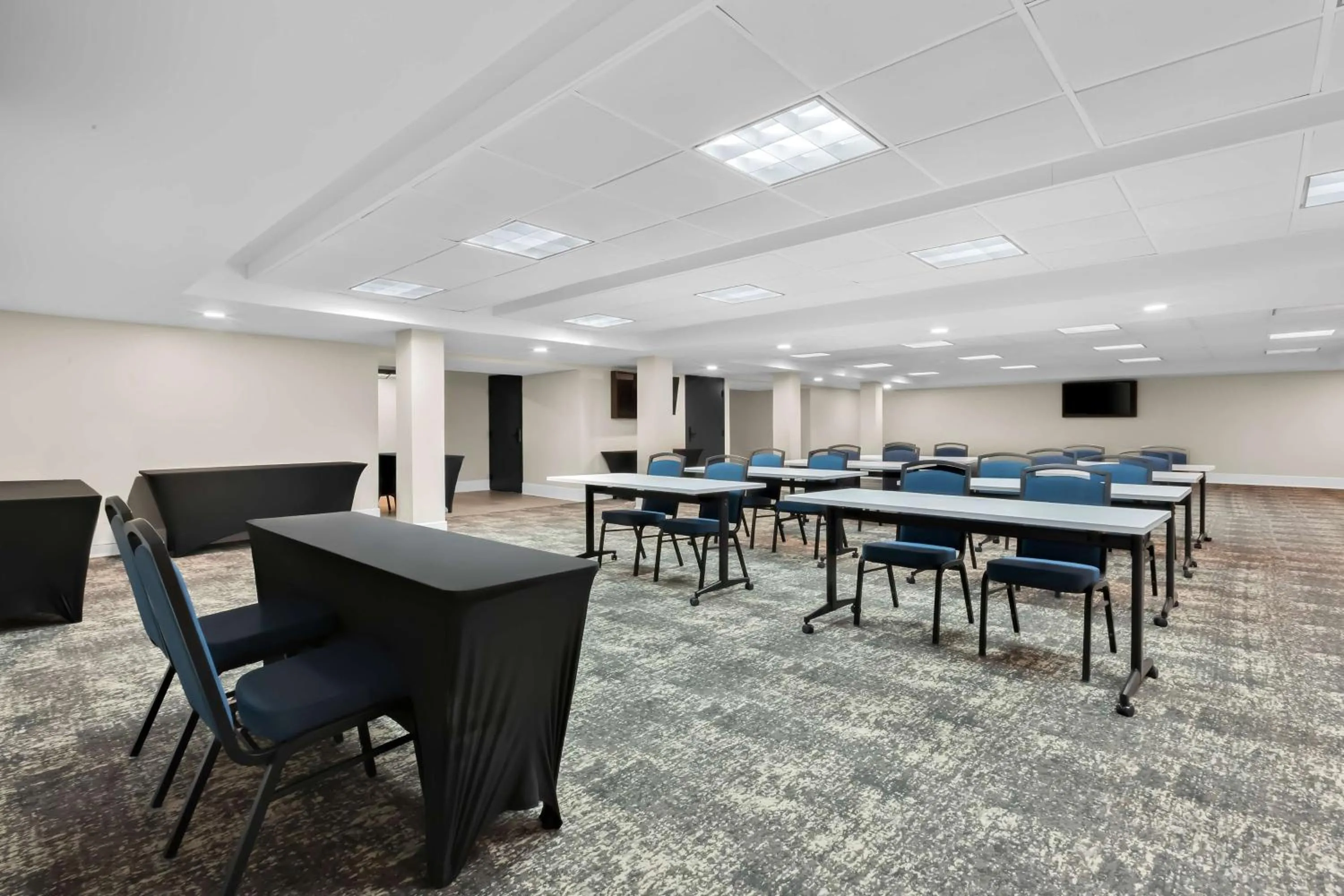 Meeting/conference room in Latitude Suites Tinton Falls Eatontown - BW Premier Collection