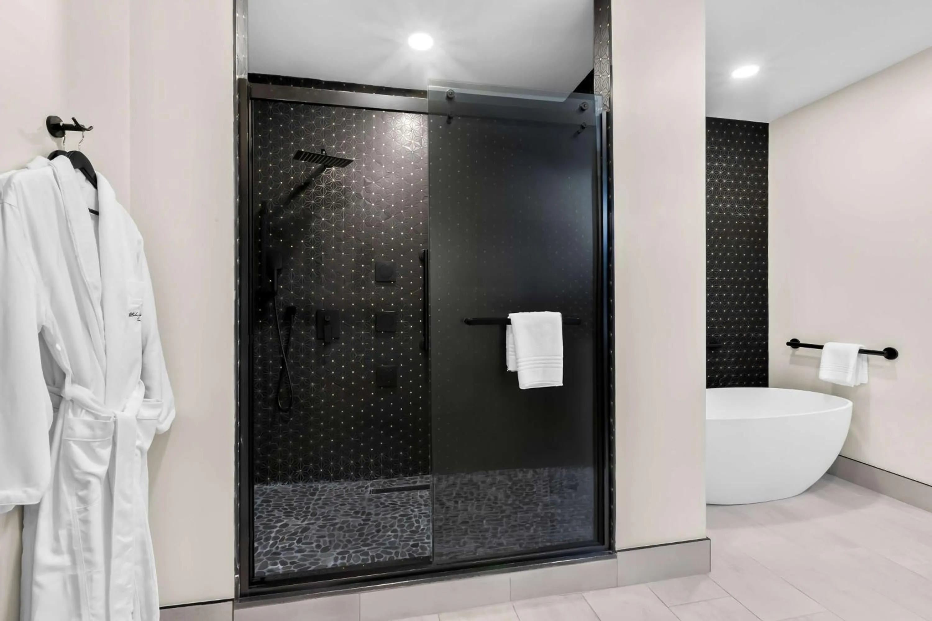 Bathroom in Latitude Suites Tinton Falls Eatontown - BW Premier Collection