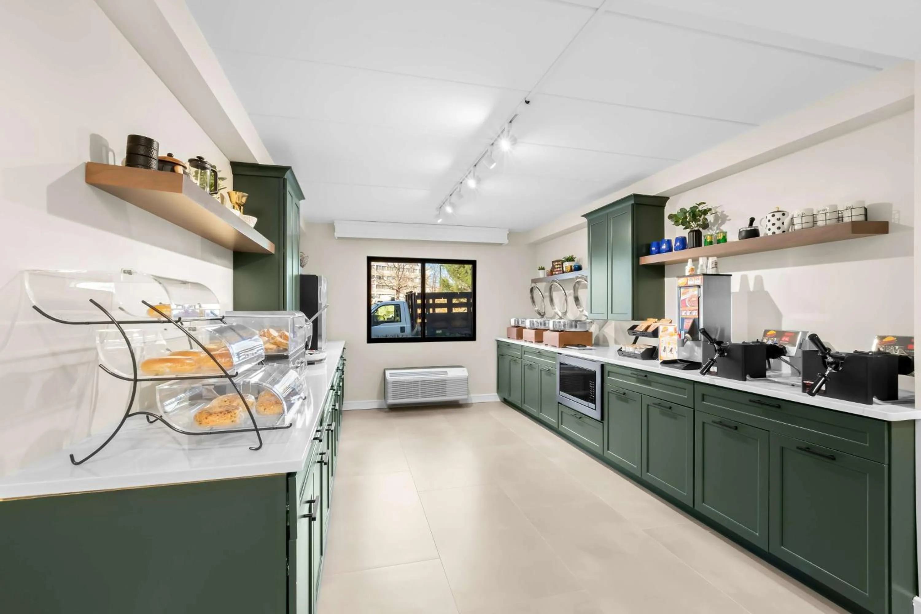 Breakfast in Latitude Suites Tinton Falls Eatontown - BW Premier Collection