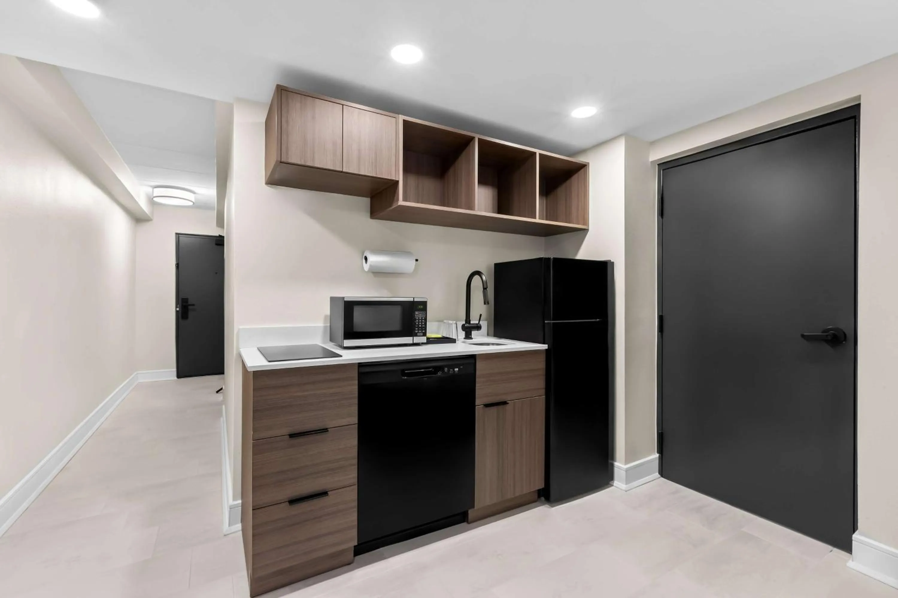 Kitchen or kitchenette in Latitude Suites Tinton Falls Eatontown - BW Premier Collection