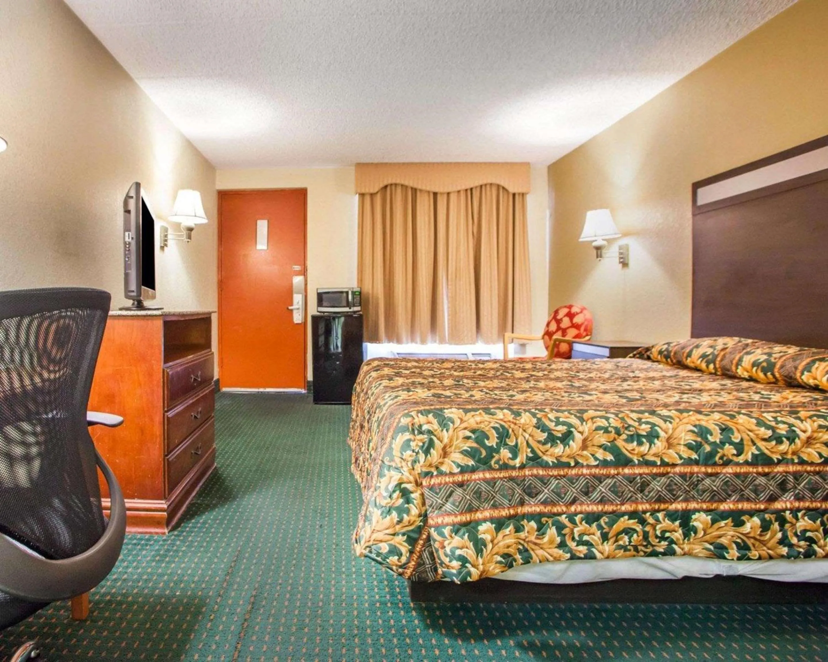 Photo of the whole room, Bed in Rodeway Inn Mount Laurel Hwy 73