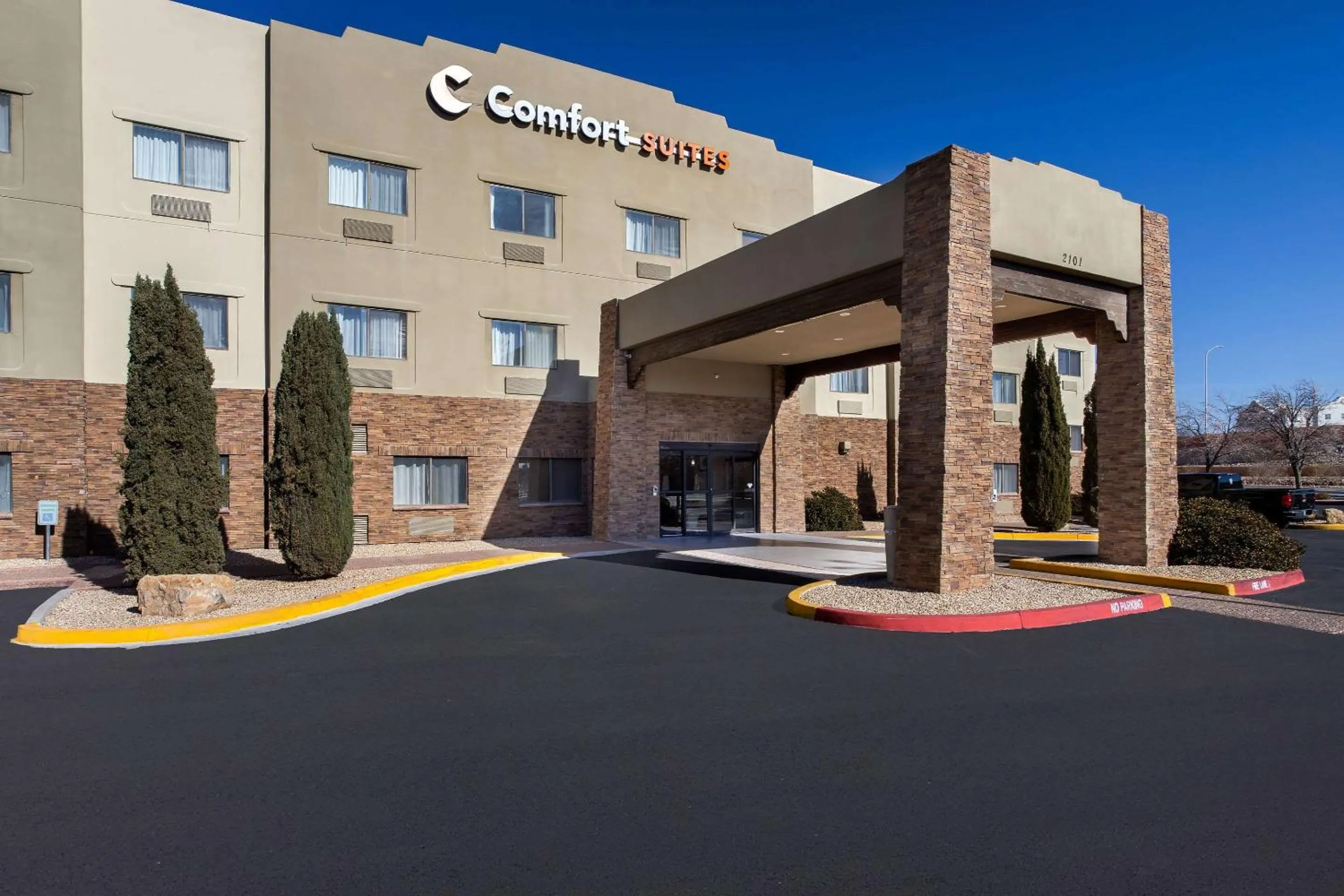 Property building in Comfort Suites University